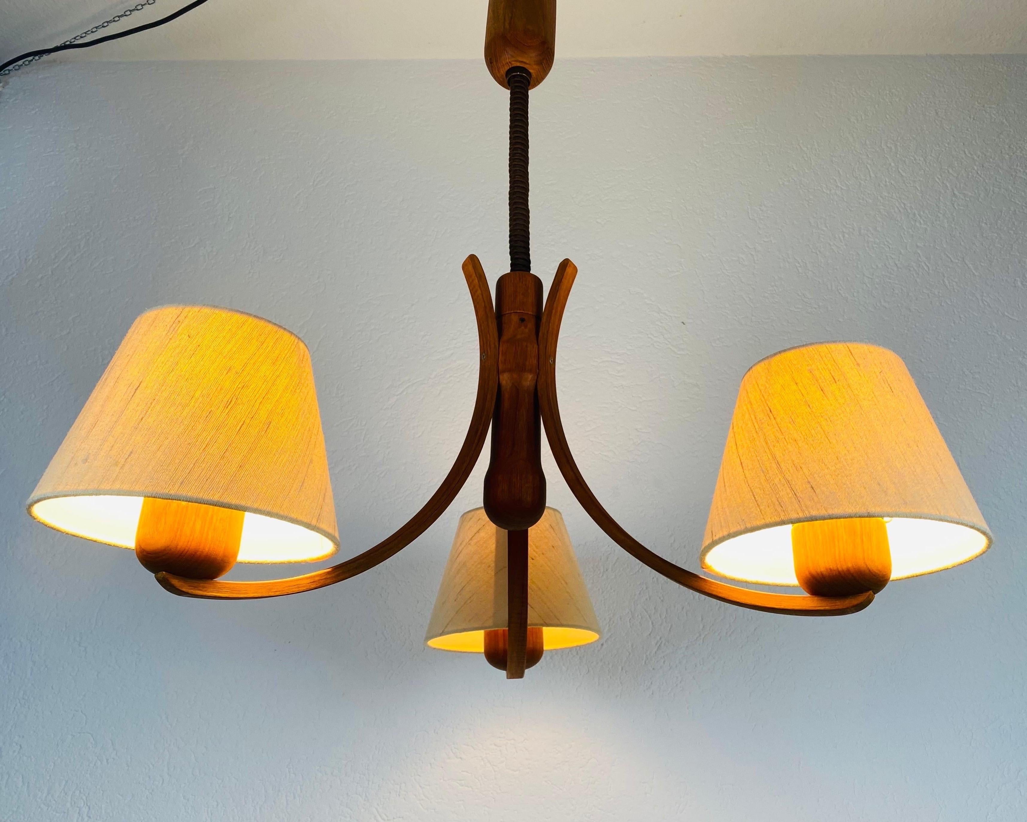 A wooden pendant lamp by Domus made in the 1960s. The body of the lamp is teak. The lamp has a wonderful Scandinavian design. The height of the lighting is adjustable.

Measurements:
Height 75-100 cm
Diameter 70 cm.


The light requires three