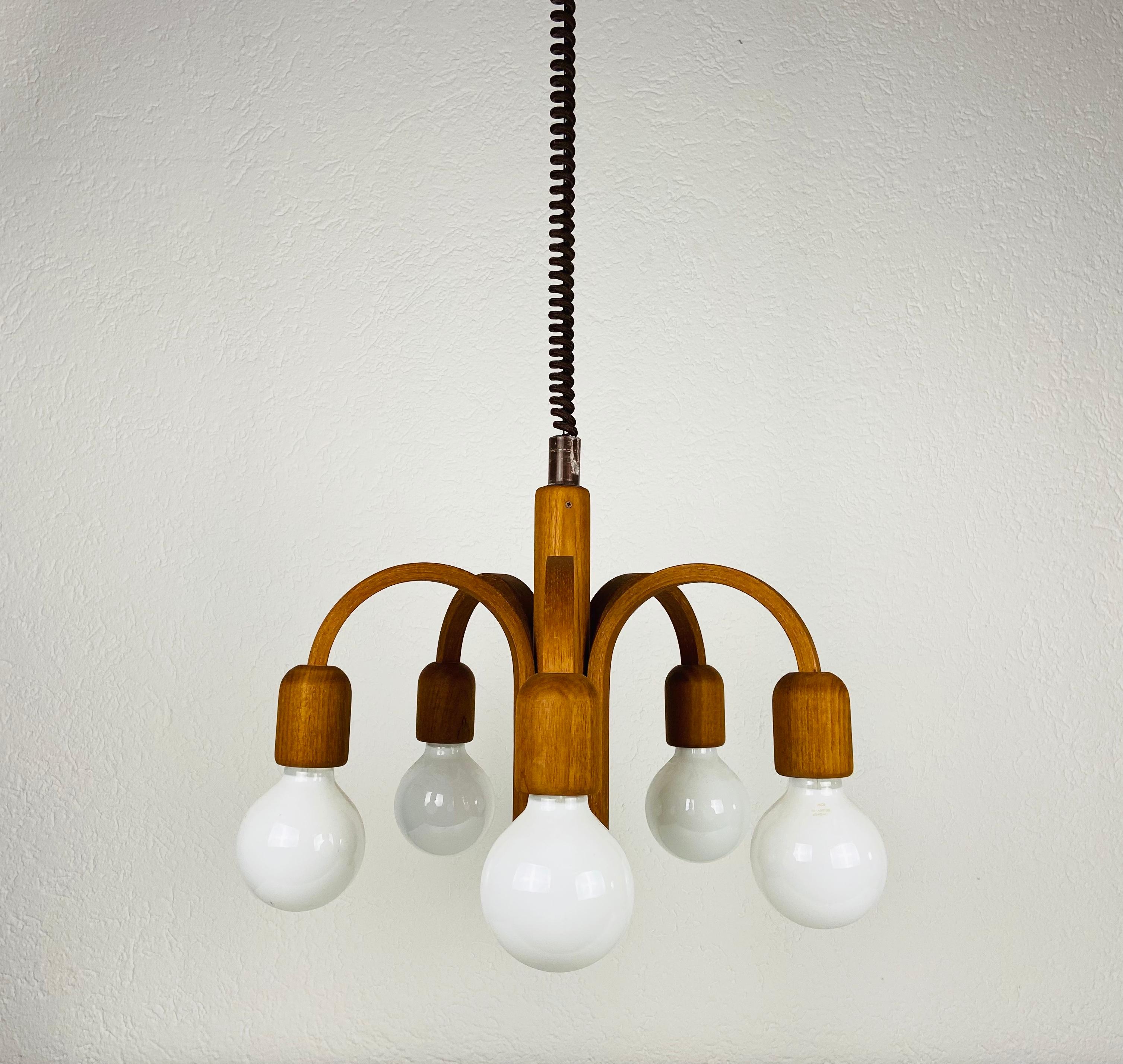 A wooden pendant lamp by Domus made in the 1960s. The body of the lamp is teak. The lamp has a wonderful Scandinavian design. The height of the lighting is adjustable.

Measurements of the shade:
Height 37 cm
Diameter 45 cm

Maximum height: