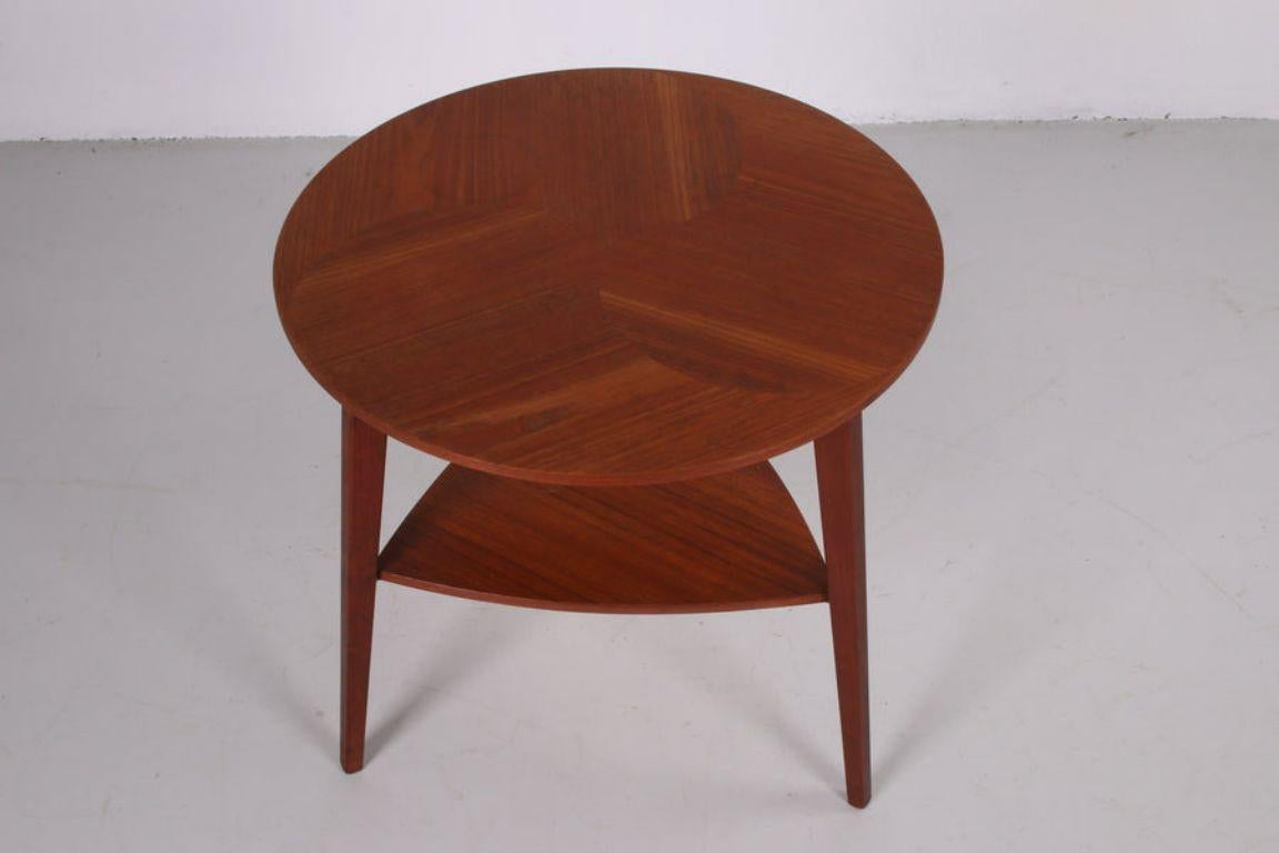 Midcentury Teak Side Table by Holger Georg Jensen for Kubus, circa 1960

This is a rare, beautiful teak wooden round coffee table or side table.

This table is made of solid teak wood, with extra shelf.

Design by Holger Georg Jensen by cube.

The