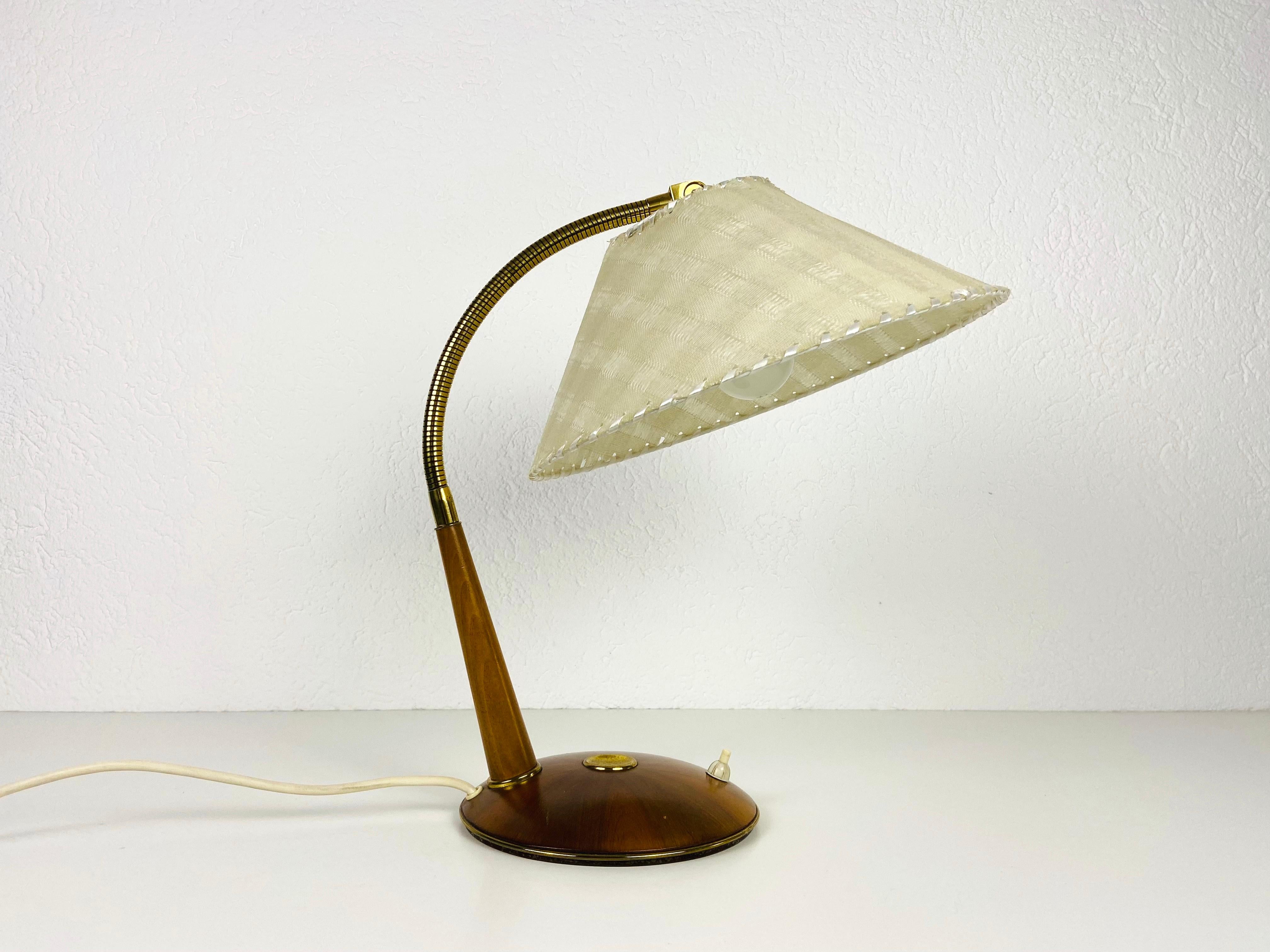 Une magnifique lampe en teck fabriquée dans les années 1960 par Temde en Suisse. Il est fascinant avec son abat-jour rare.

La lampe nécessite une ampoule E27 (US E26). Fonctionne avec les deux 120/220V. Bon état vintage.

Expédition express