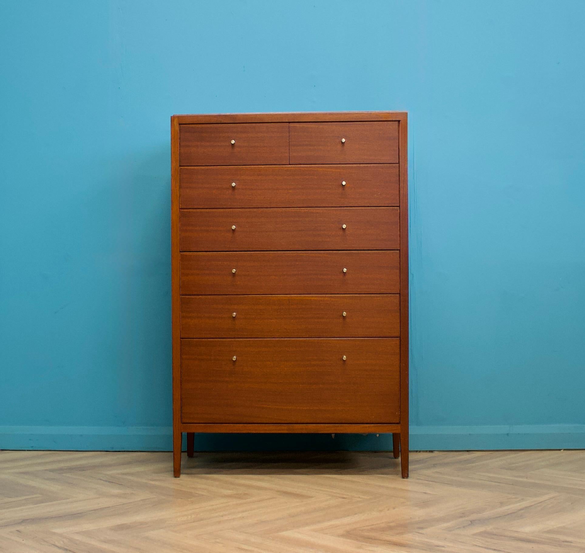 Una bellissima cassettiera di metà secolo in mogano e teak di Loughborough Furniture, venduta al dettaglio da Heal's tra gli anni '50 e '60 e disegnata da Neville Ward e Frank Austin.


Le gambe sono leggermente affusolate e, come il design
