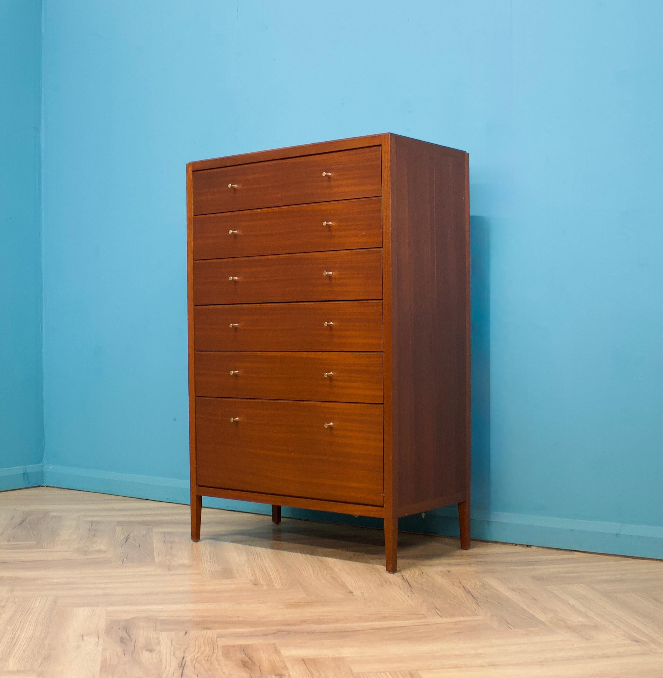 Britannico Cassettiera Tallboy in teak del Medioevo di Heal's da Loughborough, anni '60 in vendita