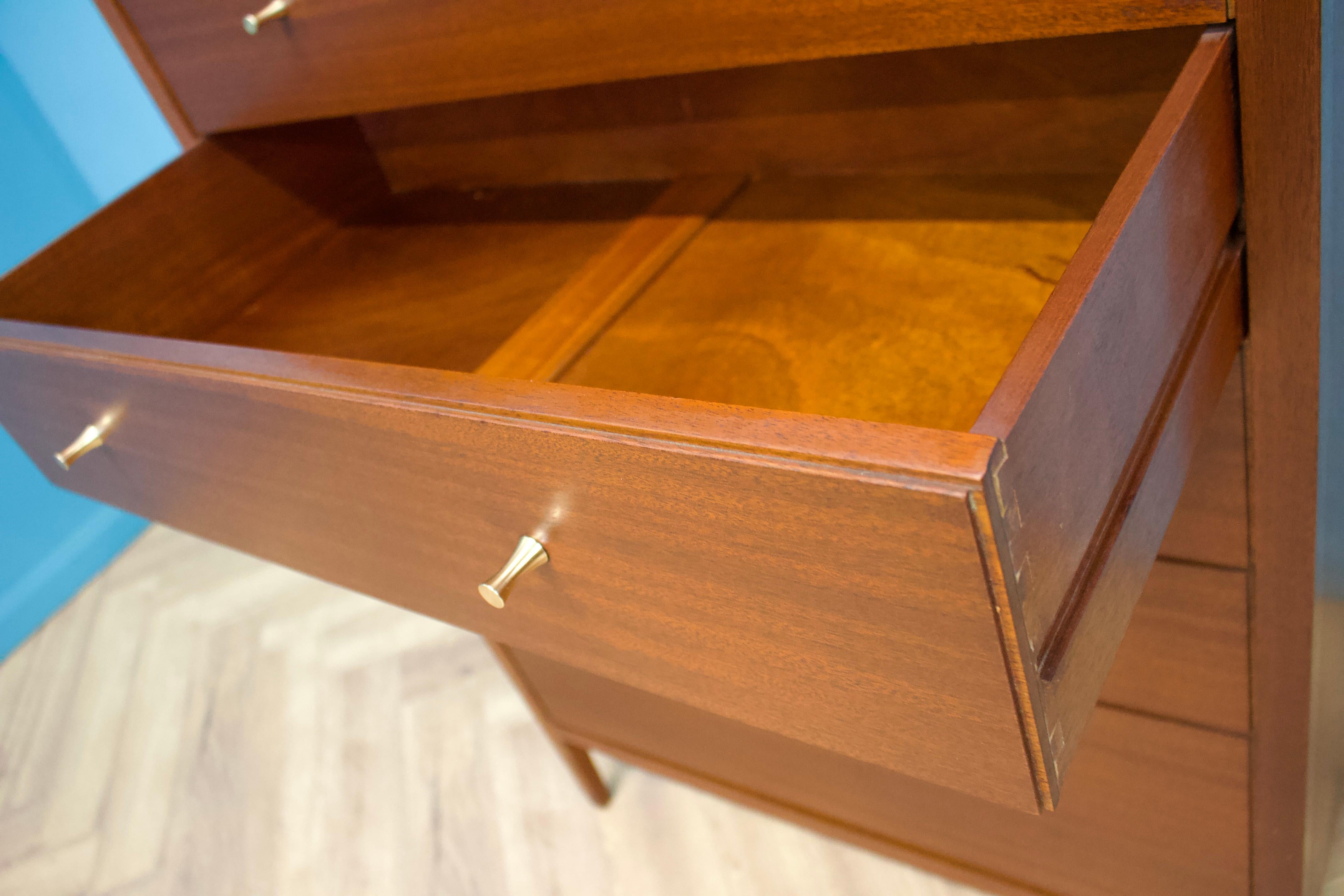 Cassettiera Tallboy in teak del Medioevo di Heal's da Loughborough, anni '60 in vendita 1