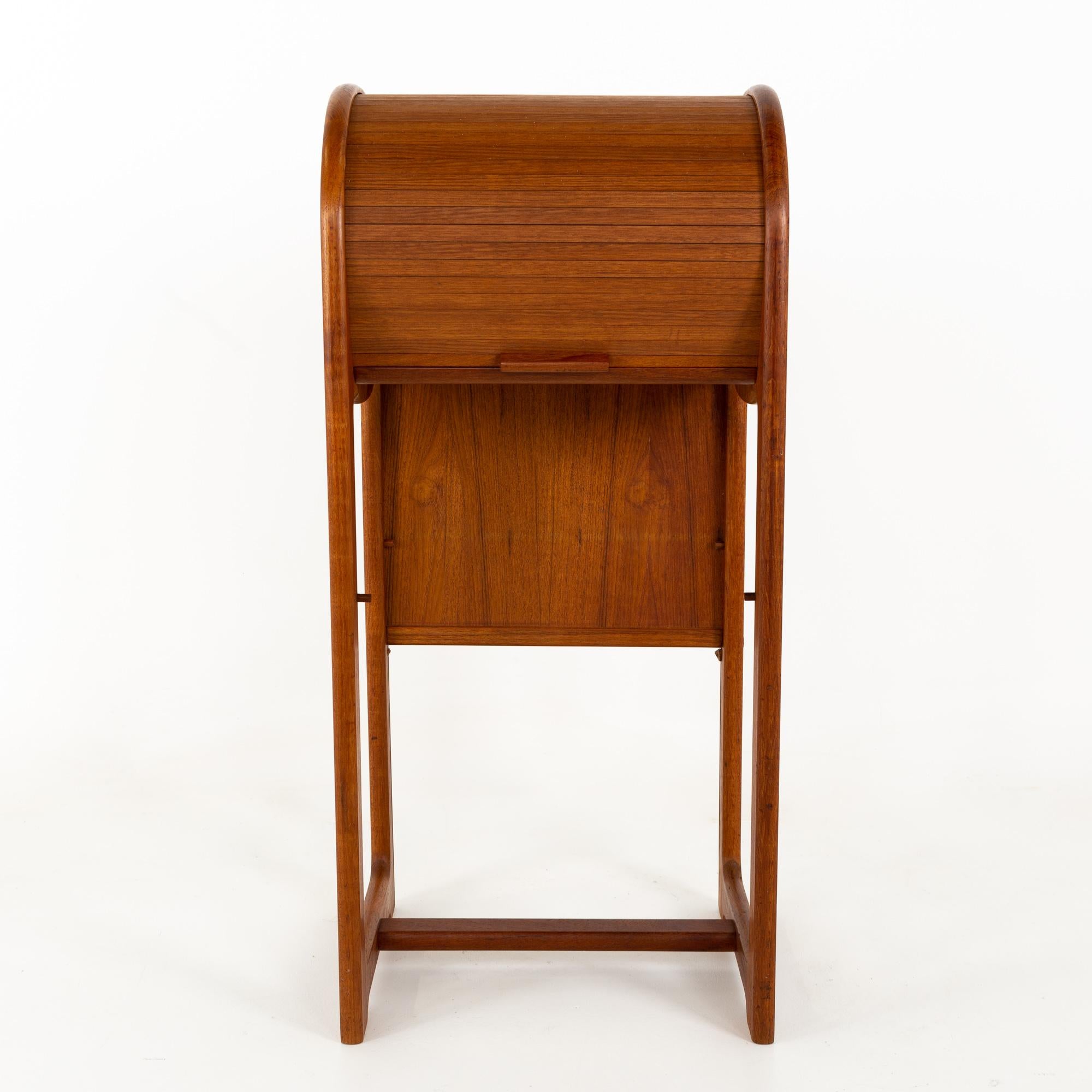Mid Century Teak Tambour Door Foyer Entry Console Table In Good Condition In Countryside, IL