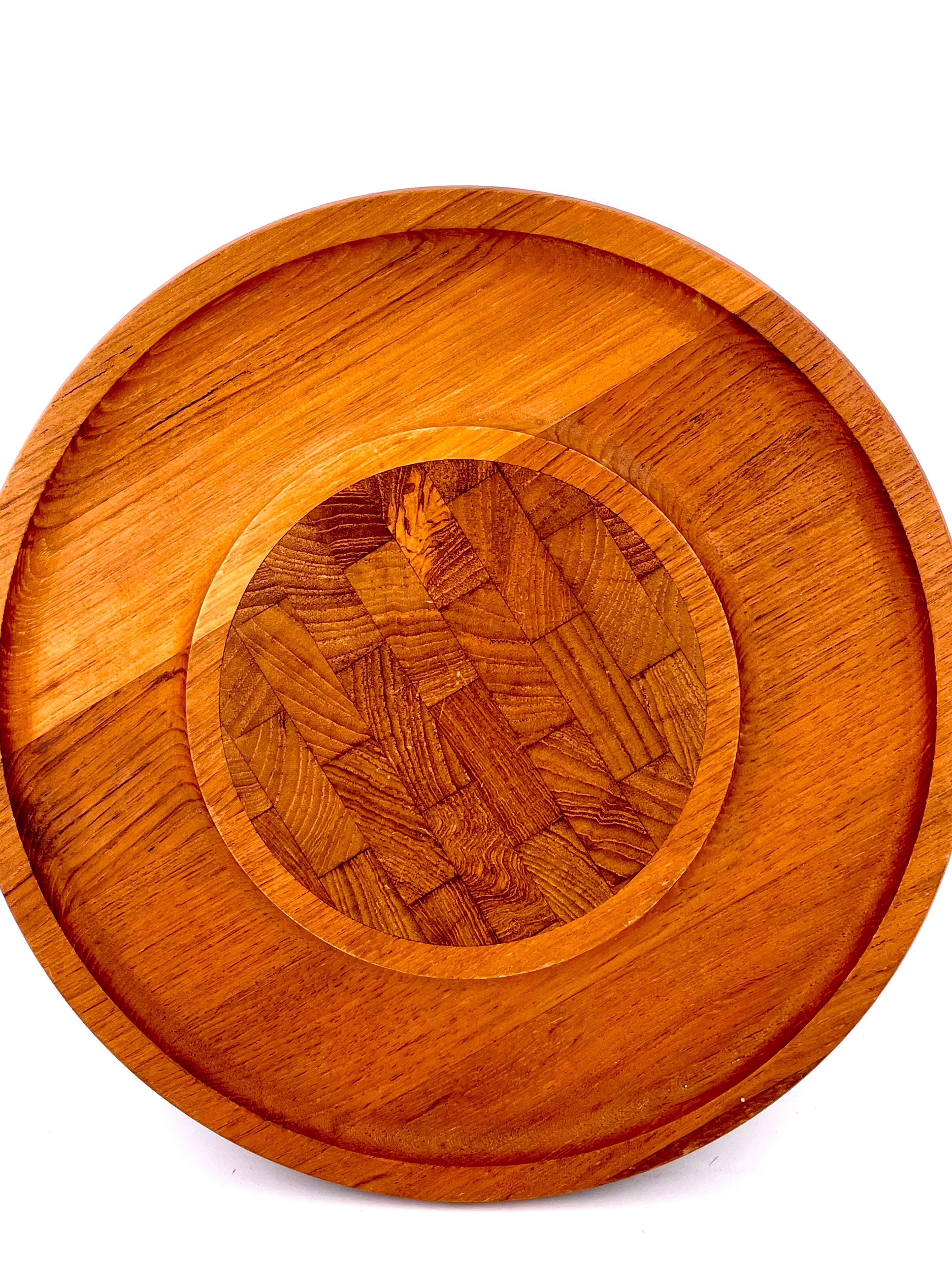 Very nice teak tray / cheese board by Jens Qusitgaard for Dansk, circa 1970s. Well done butcher block pattern of walnut / rare woods in the center of the piece.