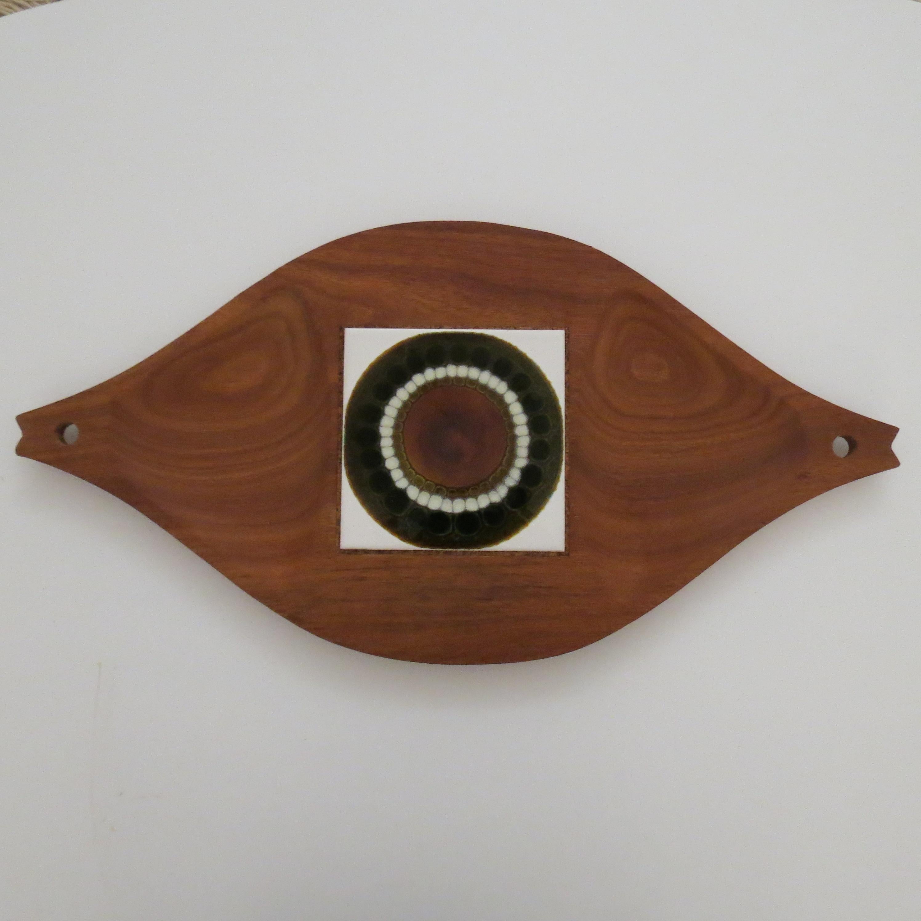 Wonderful vintage Teak serving tray with tile insert.  Solid teak with scooped out dishes either side of an inserted Ceramic tile by Allan Wallwork.  Stamped to the underside A Wallwork 1970s

St1464