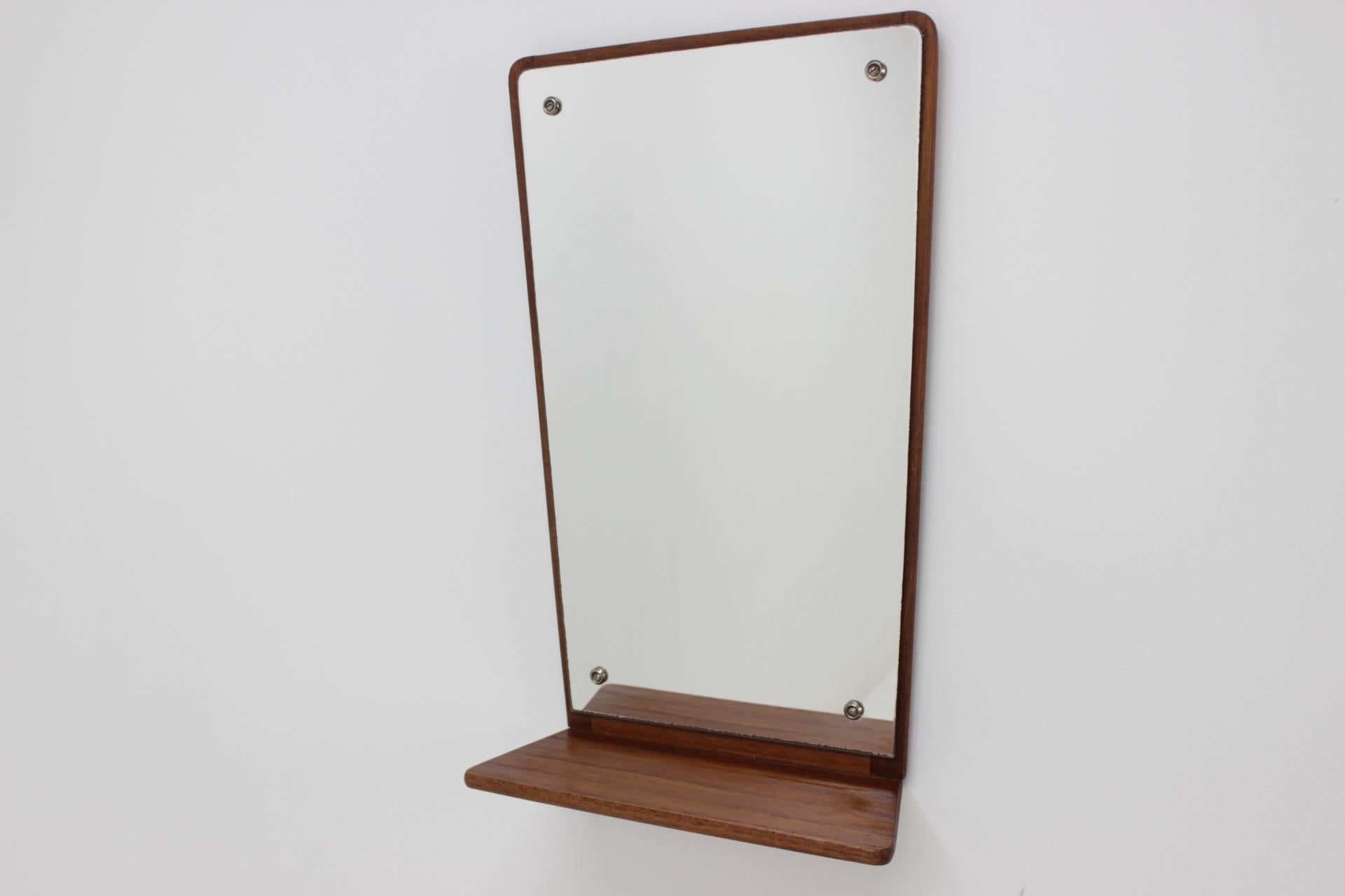 Elegant and practical mirror.