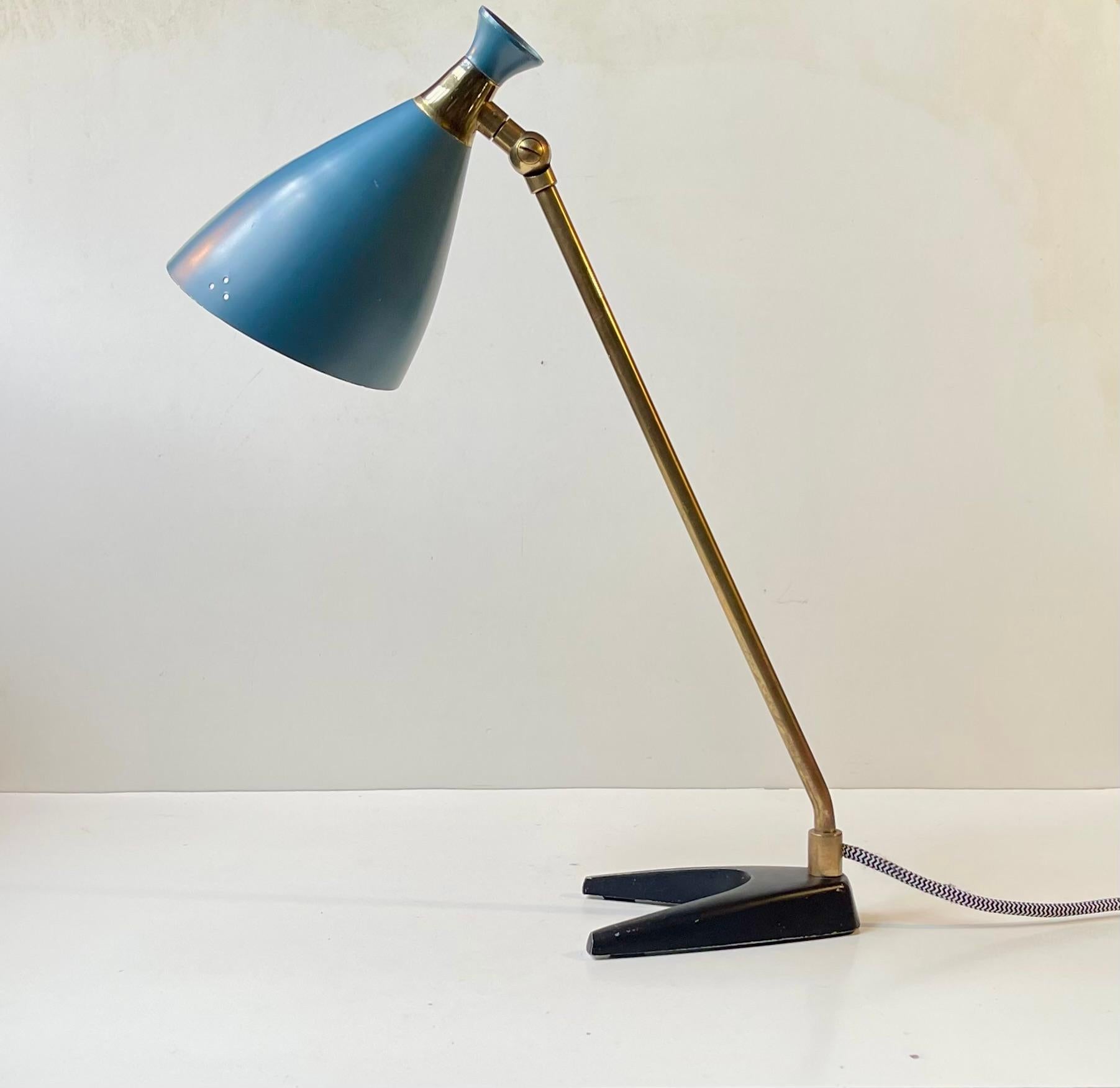 Eine norwegische Interpretation von Stilnovo und der französischen Moderne im Lichtdesign. Diese stilvolle Tisch- oder Schreibtischleuchte mit verstellbarem Schirm ist mit einem Messingstab und -mechanismus, einem gusseisernen Sockel/Fuß und einem