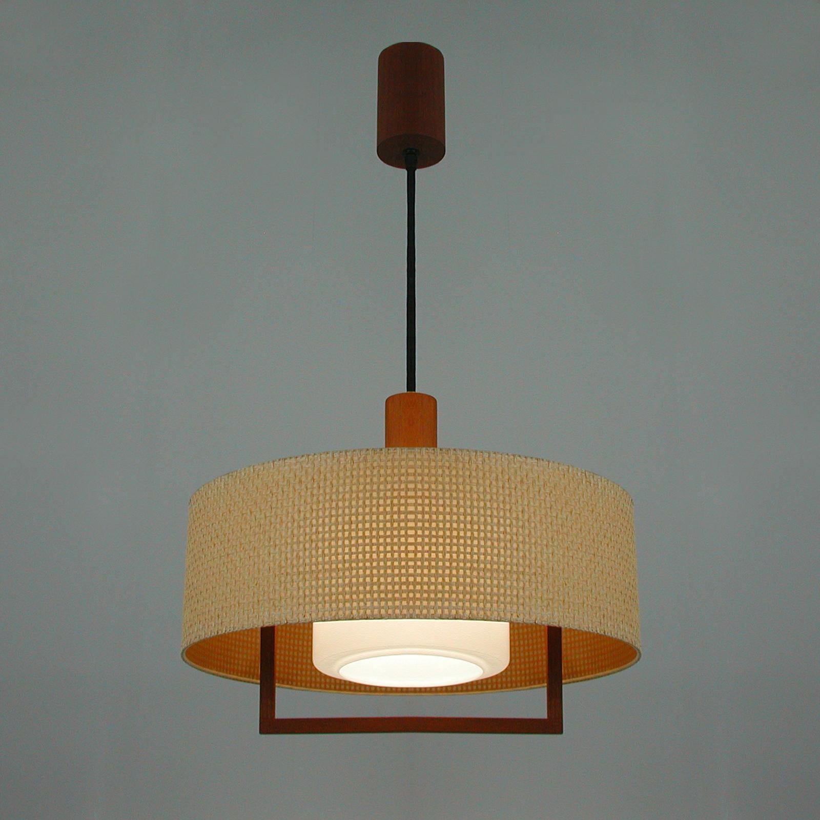 Ciondolo Temde in rafia, teak e vetro lattiginoso, Svizzera, 1960 in vendita 9