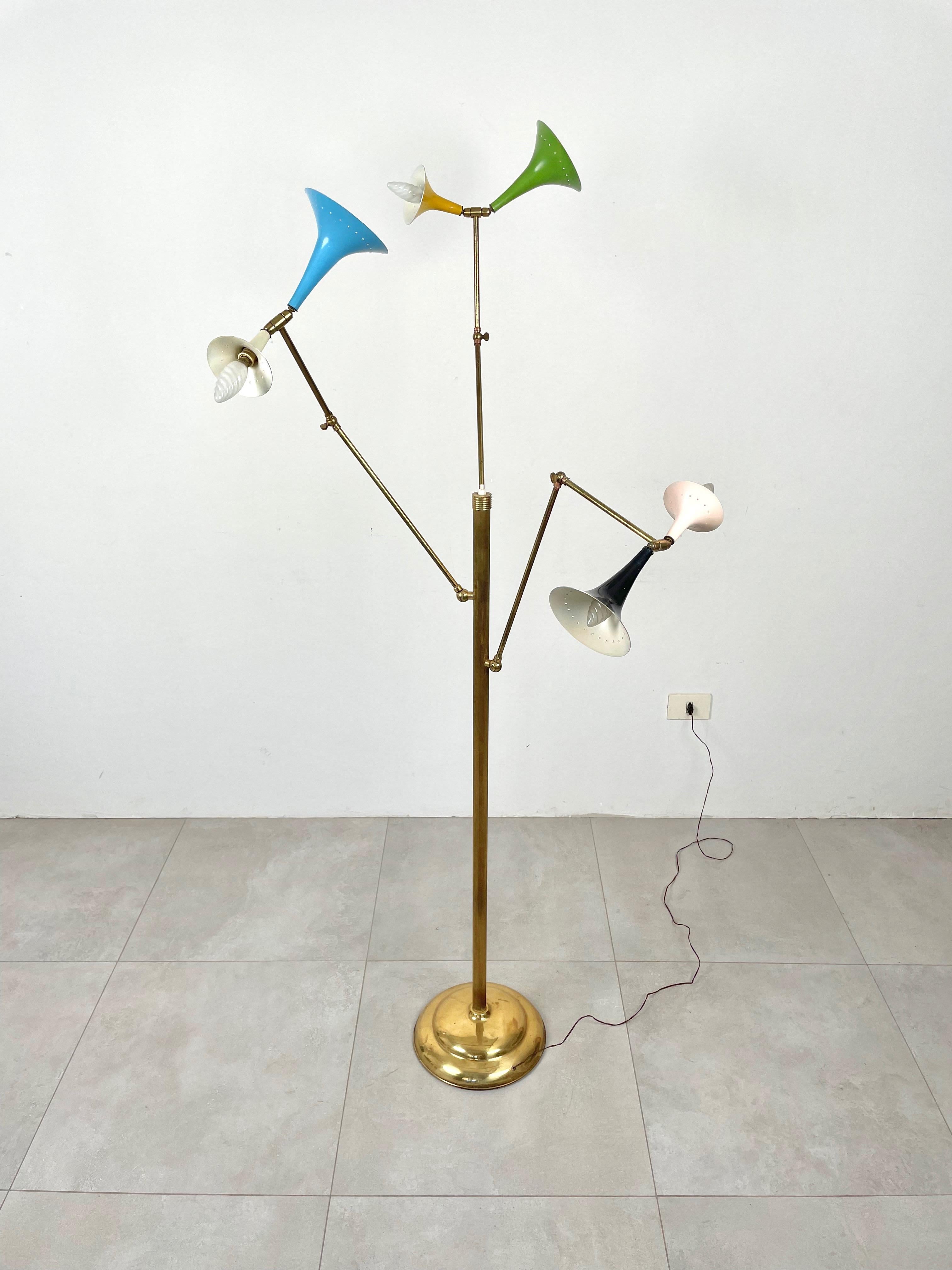 Mid-Century Modern Lampadaire en laiton à trois bras et six lumières du milieu du siècle dernier, attribué à Stilnovo, Italie, années 1950 en vente