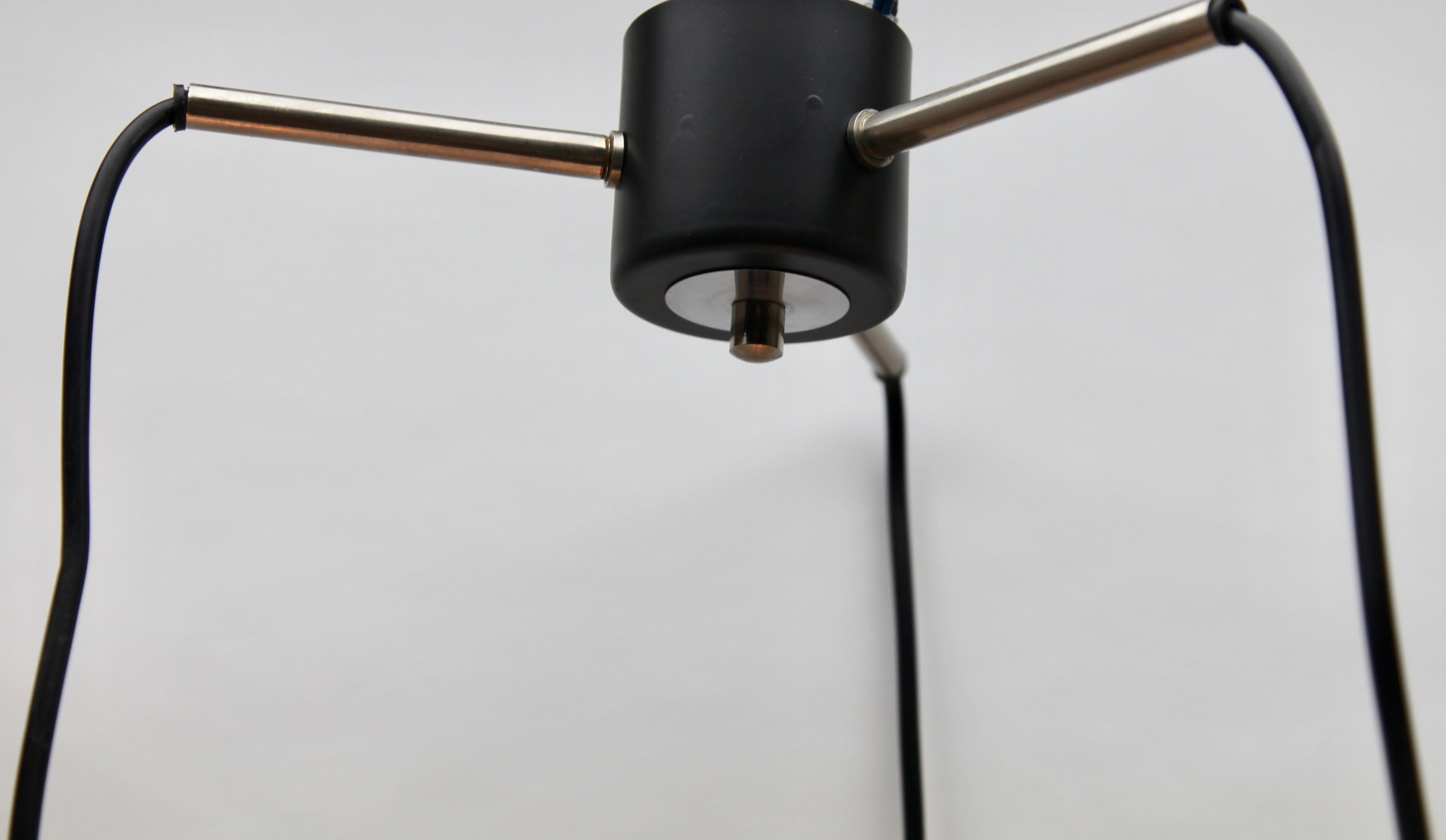 Mid-Century Modern Suspension à trois lampes chromées de style moyenâgeux Lights en vente