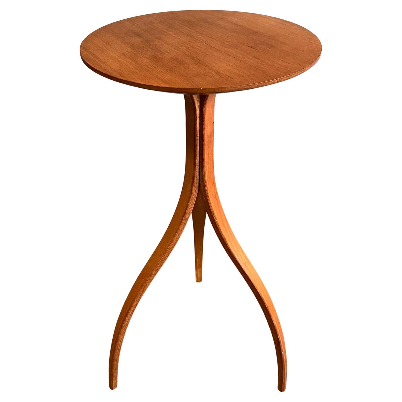 Three Sided Table Rounded Midcentury Three Legged Table in Teak Wood For Sale at 1stDibs