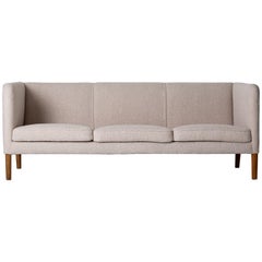 Dreisitziges Sofa von Hans J. Wegner aus der Jahrhundertmitte:: Modell AP 18S