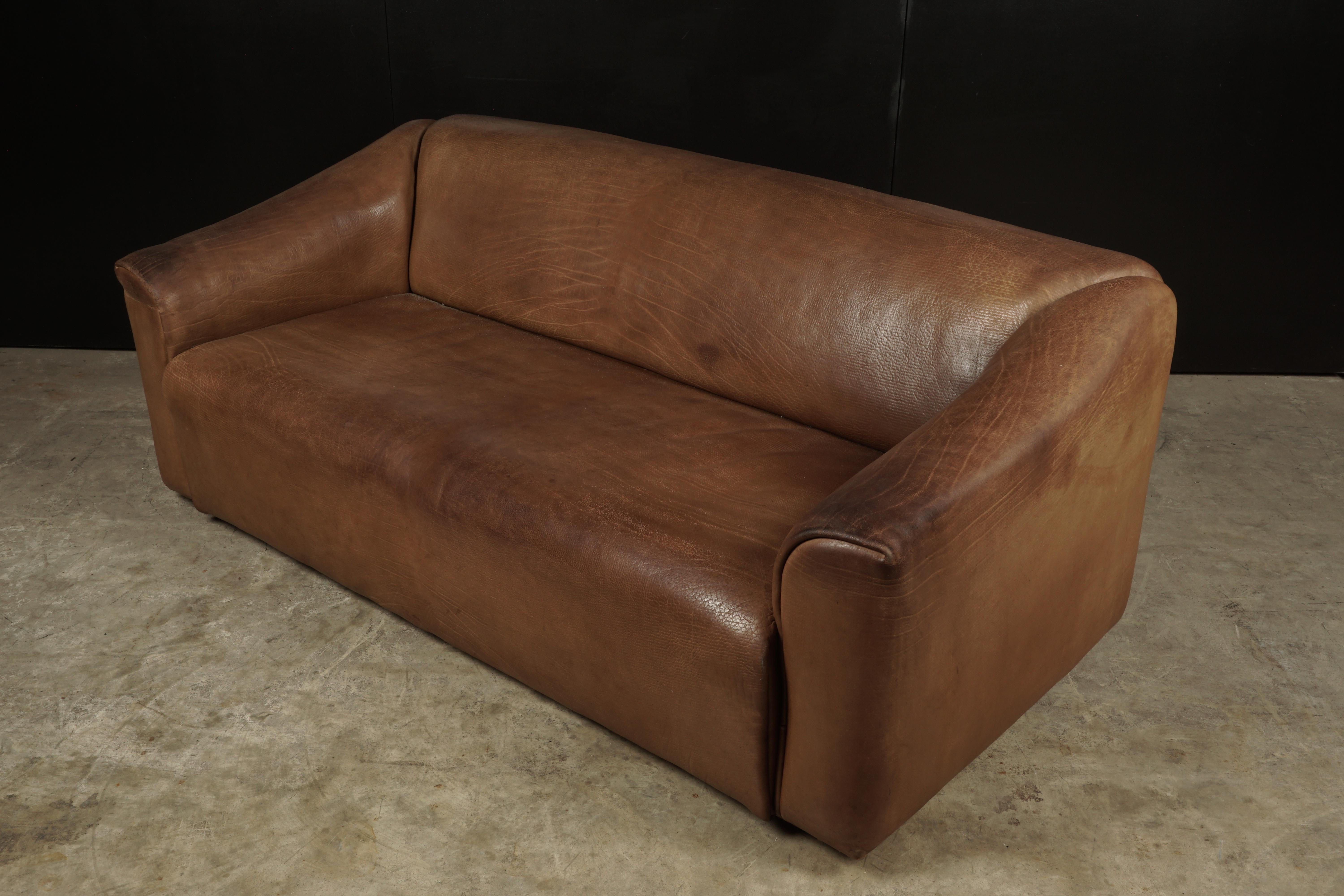 Midcentury three-seat leather sofa manufactured by De Sede, Switzerland, model DS 47. Original thick buffalo leather upholstery. Seat extends about 5-6
