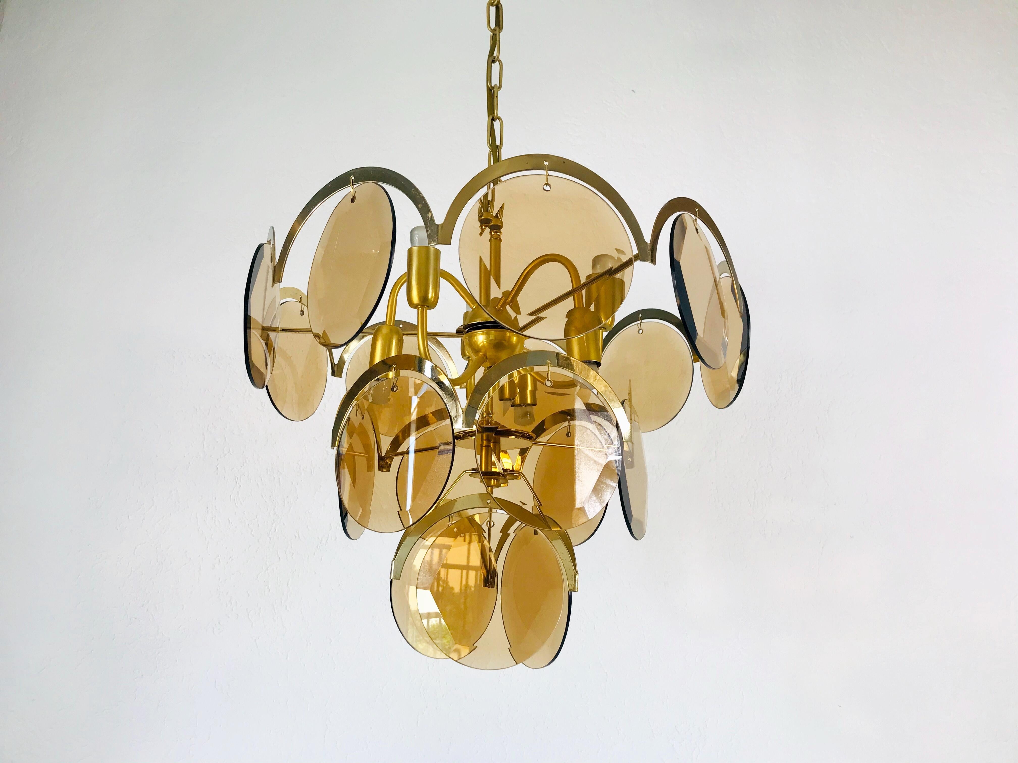 Milieu du XXe siècle Lustre à trois branches en laiton et verre de Vistosi:: années 1960 en vente