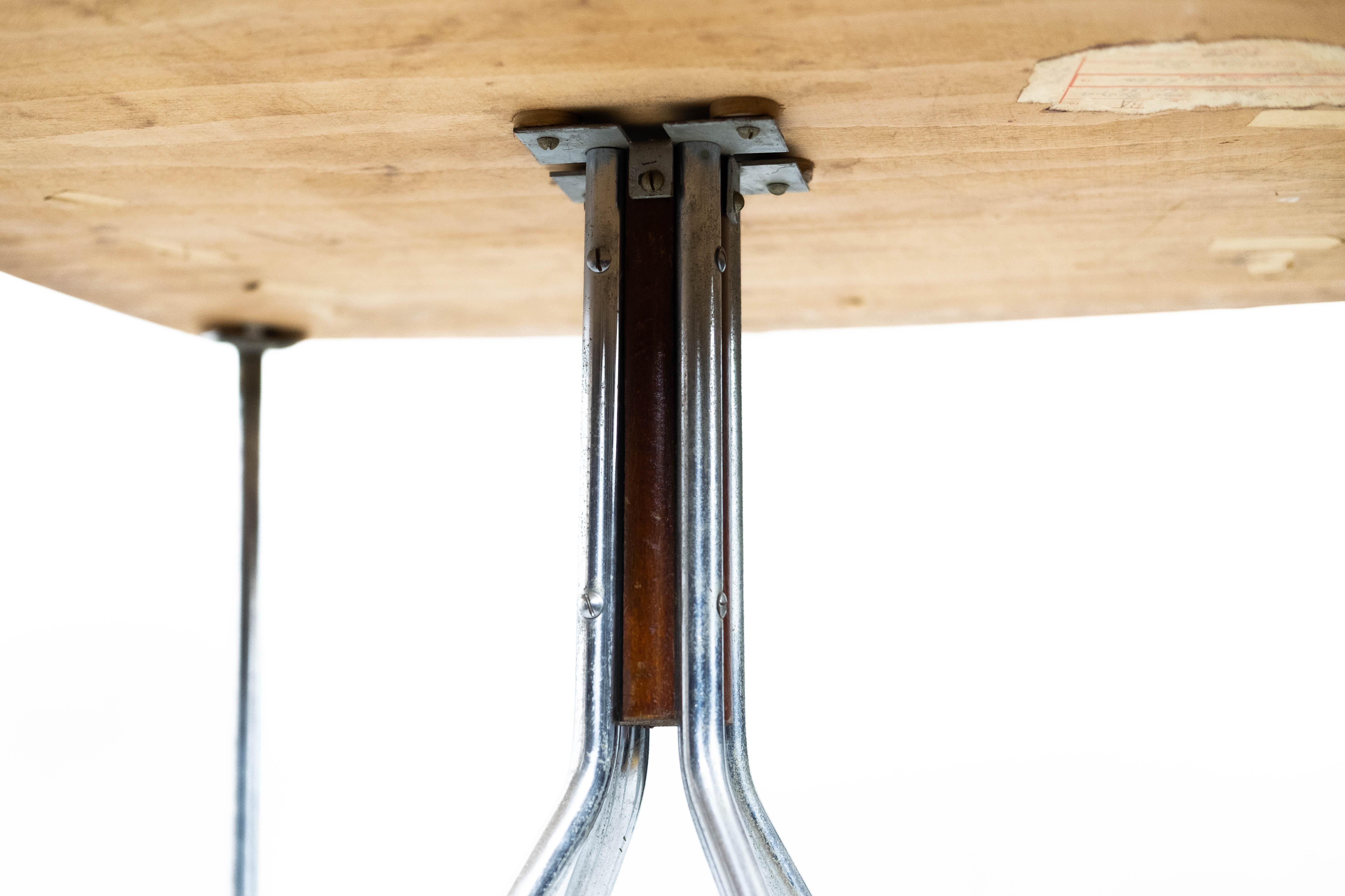 Tisch mit verchromtem Stahlrohrfuß aus der Jahrhundertmitte (Ungarn, um 1960) im Zustand „Gut“ im Angebot in Wien, AT