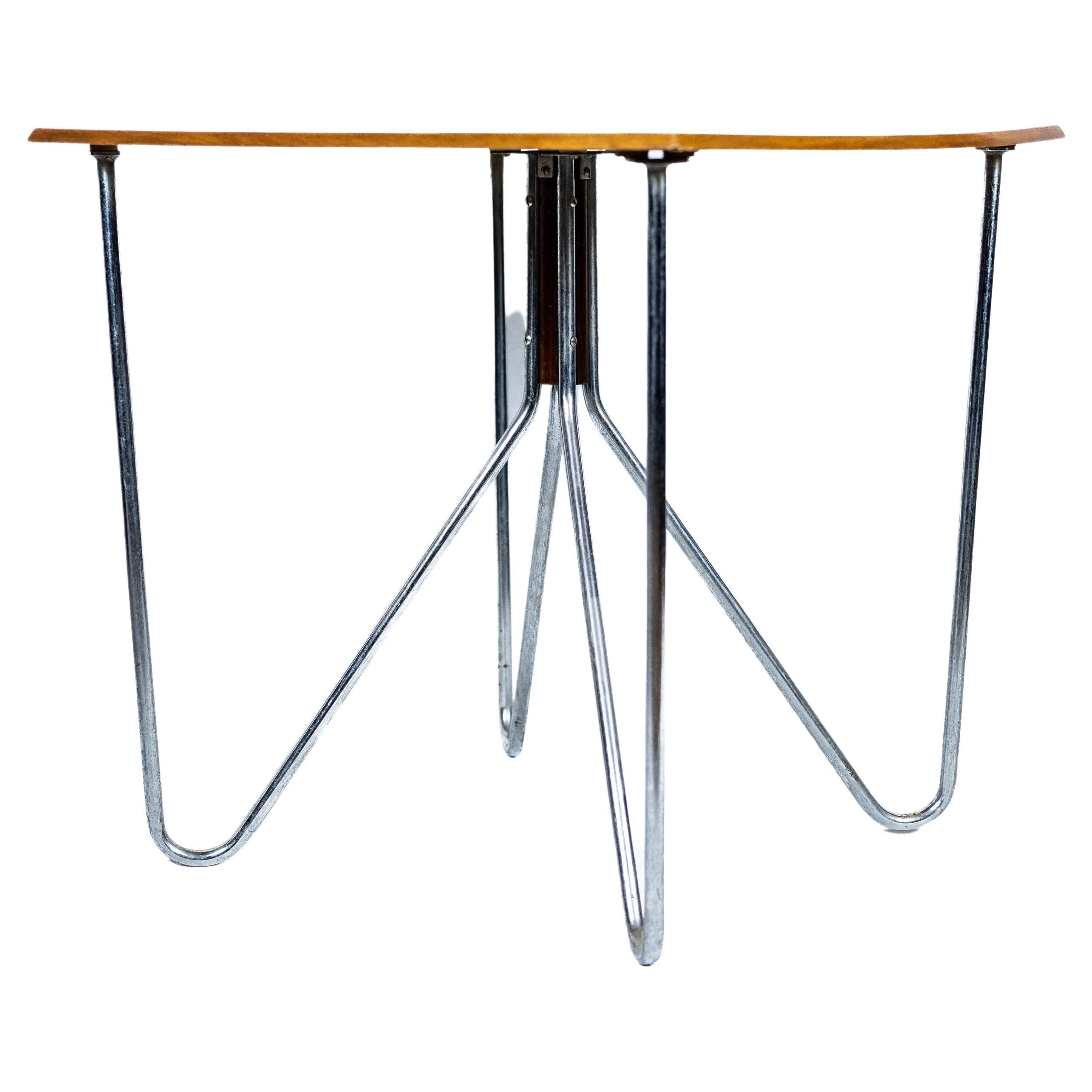 Midcentury Tisch mit verchromtem Stahlrohrfuß (Ungarn, um 1960) For Sale