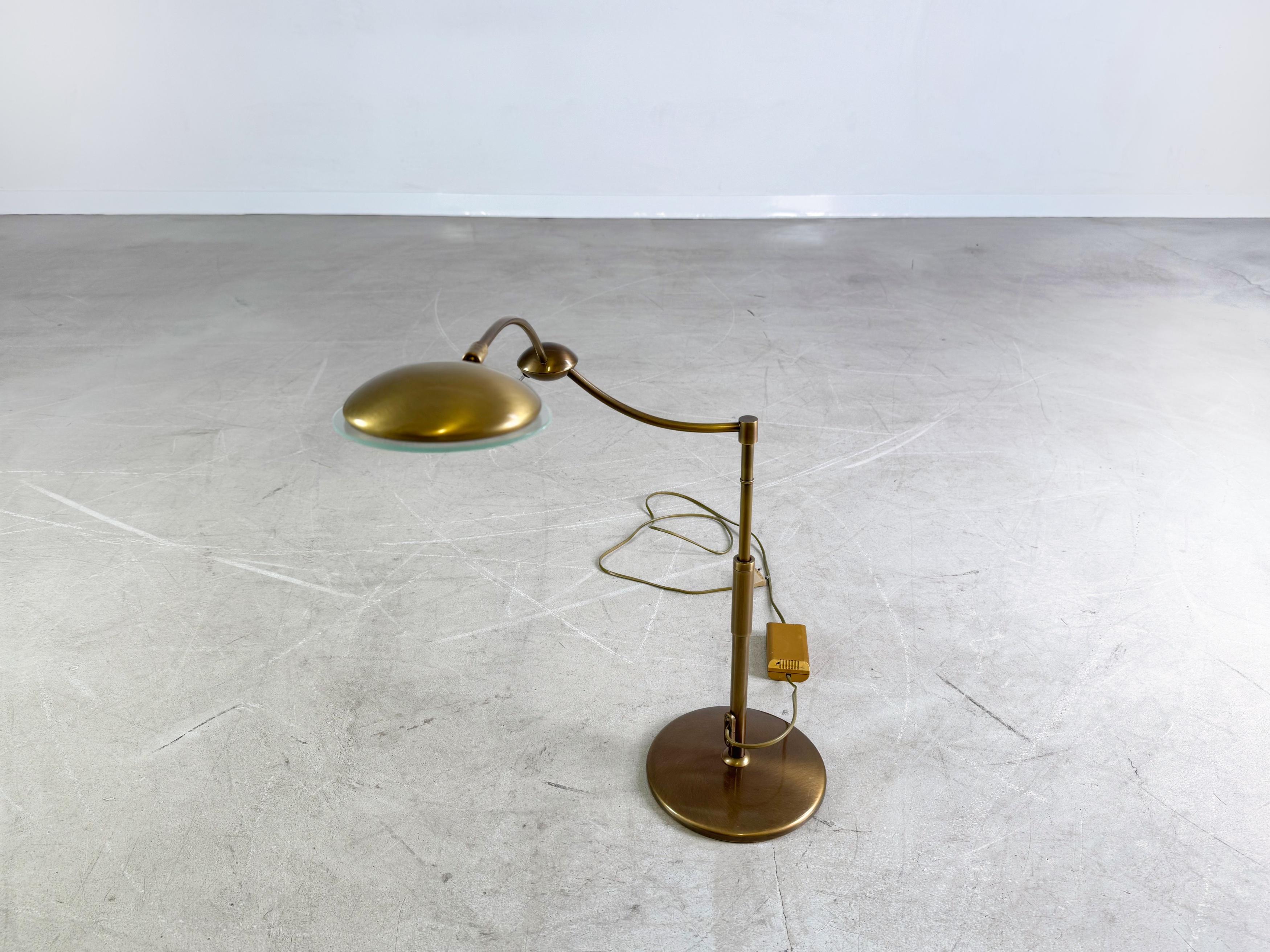 Ti offriamo un'incantevole Schreibtischlampe d'epoca in metallo e legno. La Leuchte può essere posizionata su uno Standfuß e può essere utilizzata per il suo stesso attacco e si basa su due gelenke, che consentono di ottenere un'illuminazione