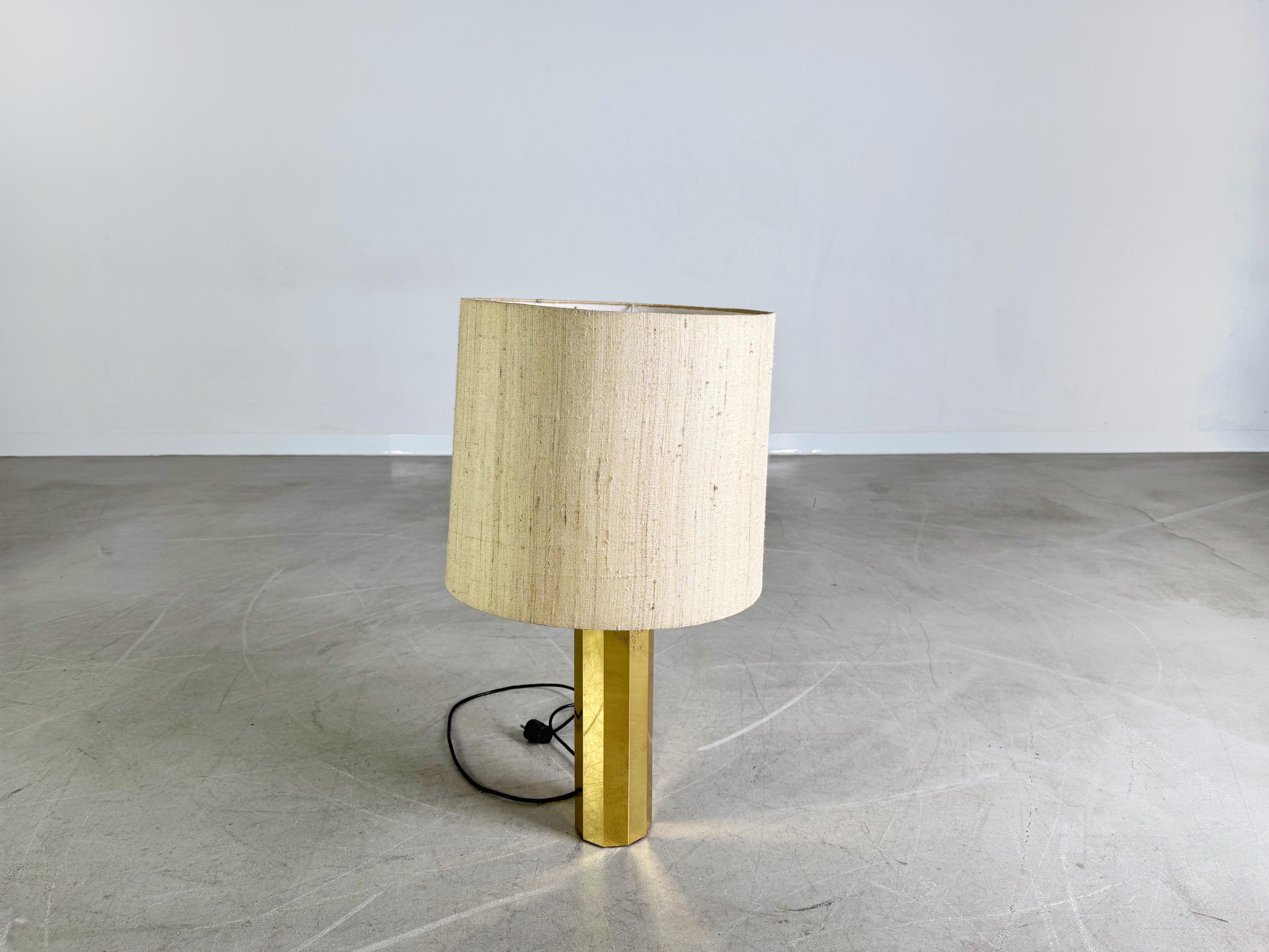 Ti offriamo una splendida Leuchte Vintage Messing degli anni '60/'70 da acquistare. La lampada può essere installata, grazie alla sua altezza di circa 80 cm, sia su un tavolo che su un tavolo da pranzo, ma anche su una lampada a stelo sul corpo.

La