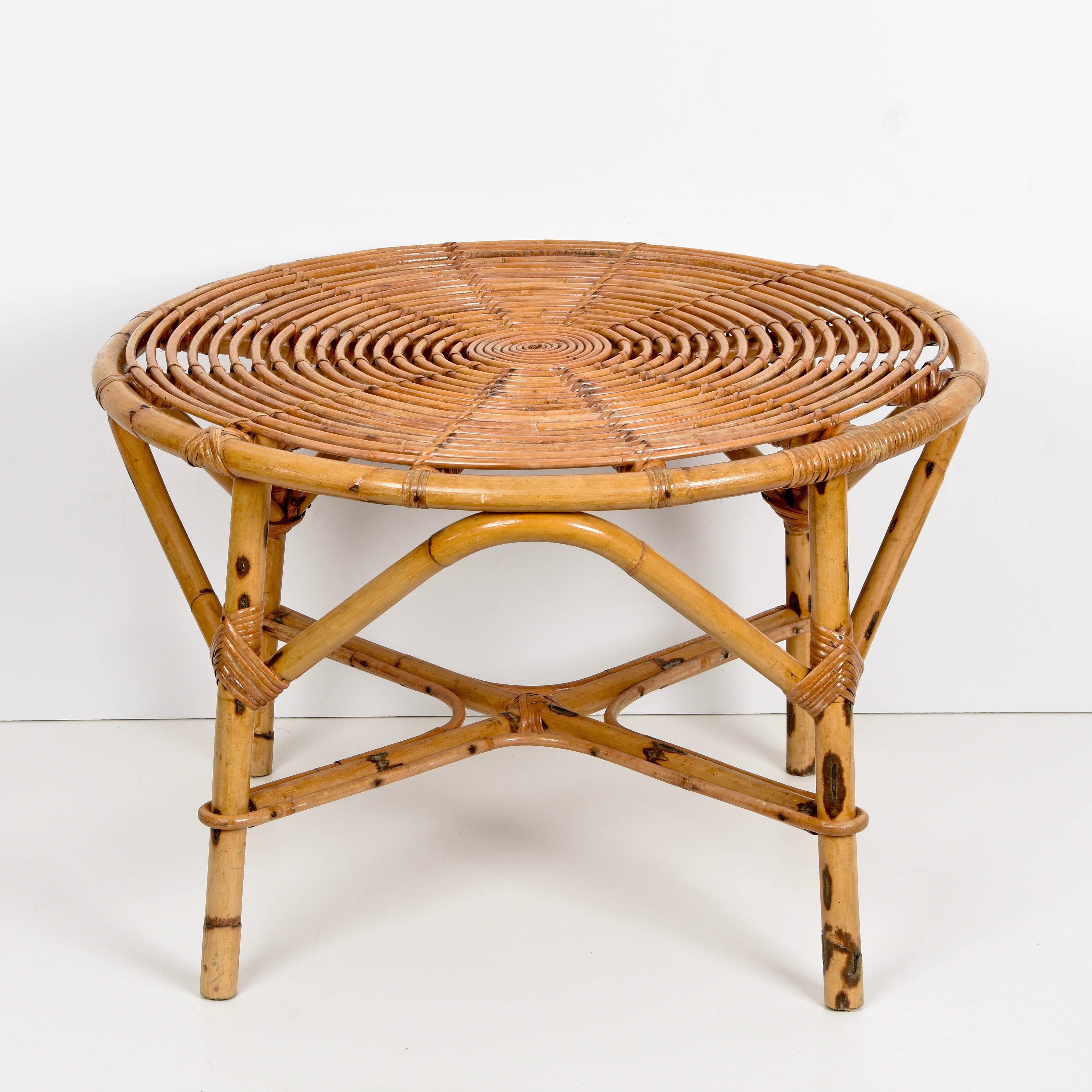 Amazing midcentury Tito Agnoli round rattan and bamboo coffee table.

This wonderful bamboo and rattan coffee table is attributable to Tito Agnoli, it was produced in Italy during the 1960s.

This item is very useful and adaptable due to its