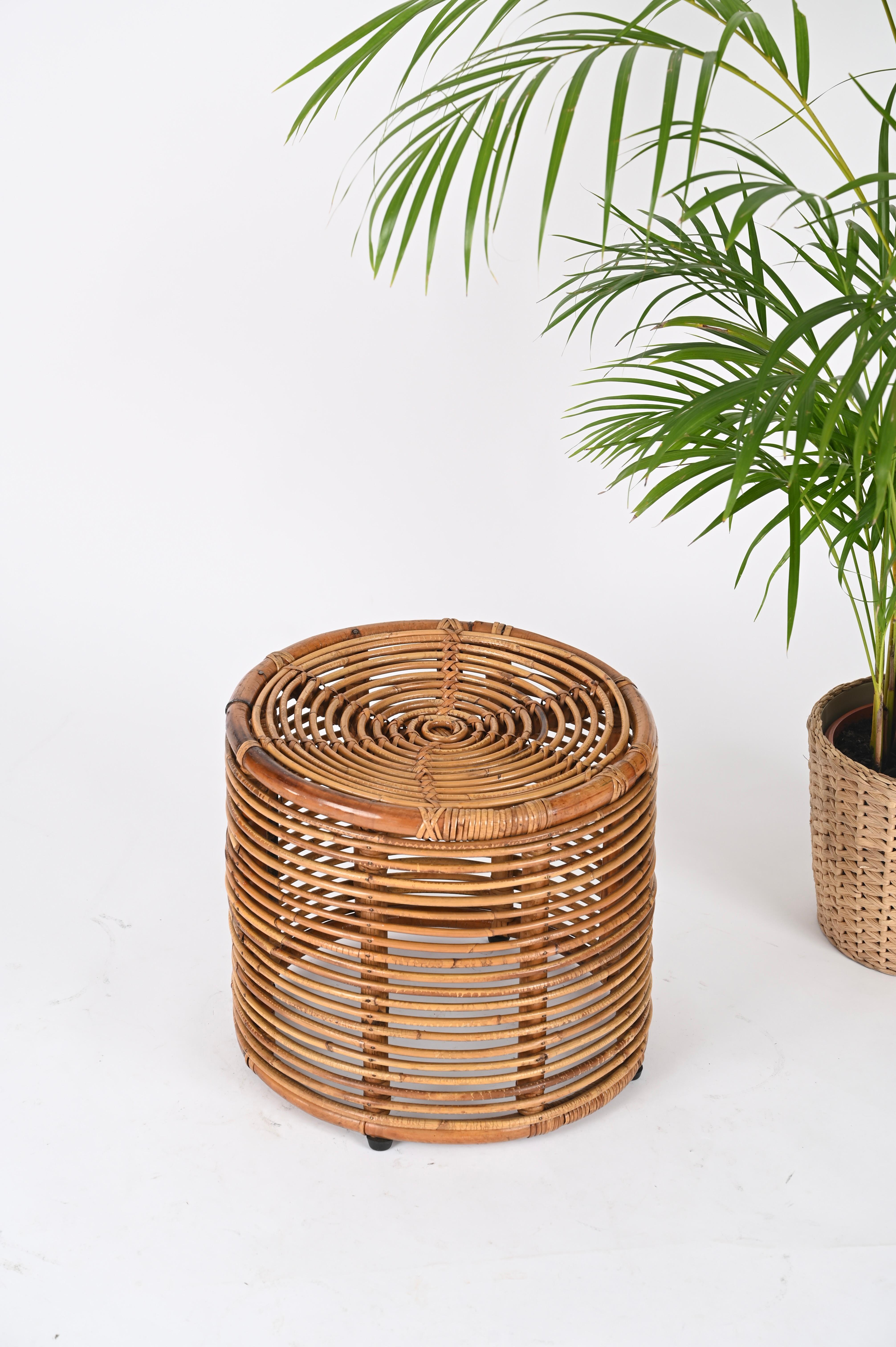Gorgeous Tito Agnoli round pouf fully made in curved rattan and wicker. This gorgeous French Riviera style pouf was made in Italy during the 1970s.

The craftsmanship of this stool is exceptional and the rattan structure allows it to be light and