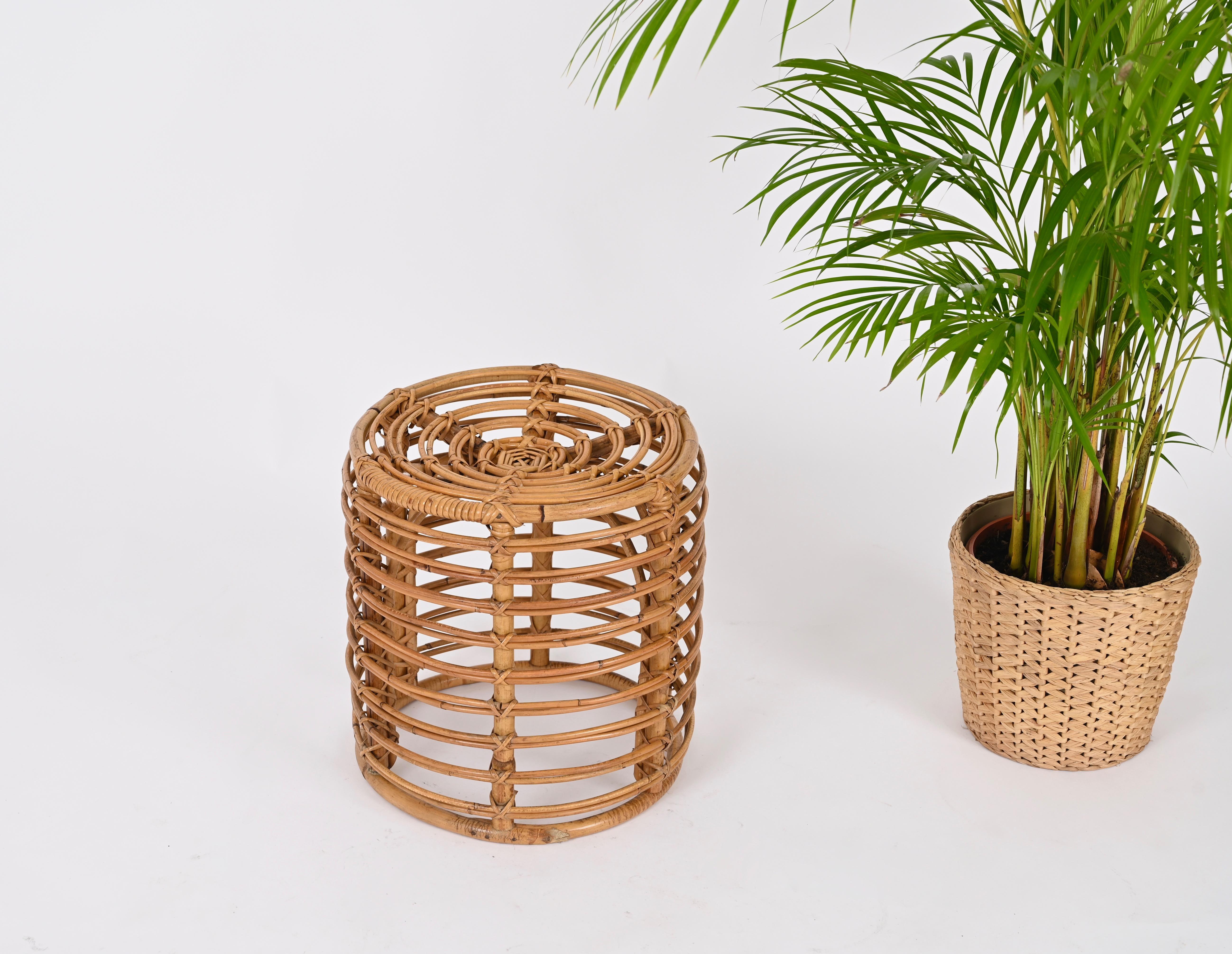 Gorgeous Tito Agnoli round pouf fully made in curved rattan and wicker. This gorgeous French Riviera style pouf was hand-made in Italy during the 1970s.

The craftsmanship of this stool is exceptional and the rattan structure allows it to be light