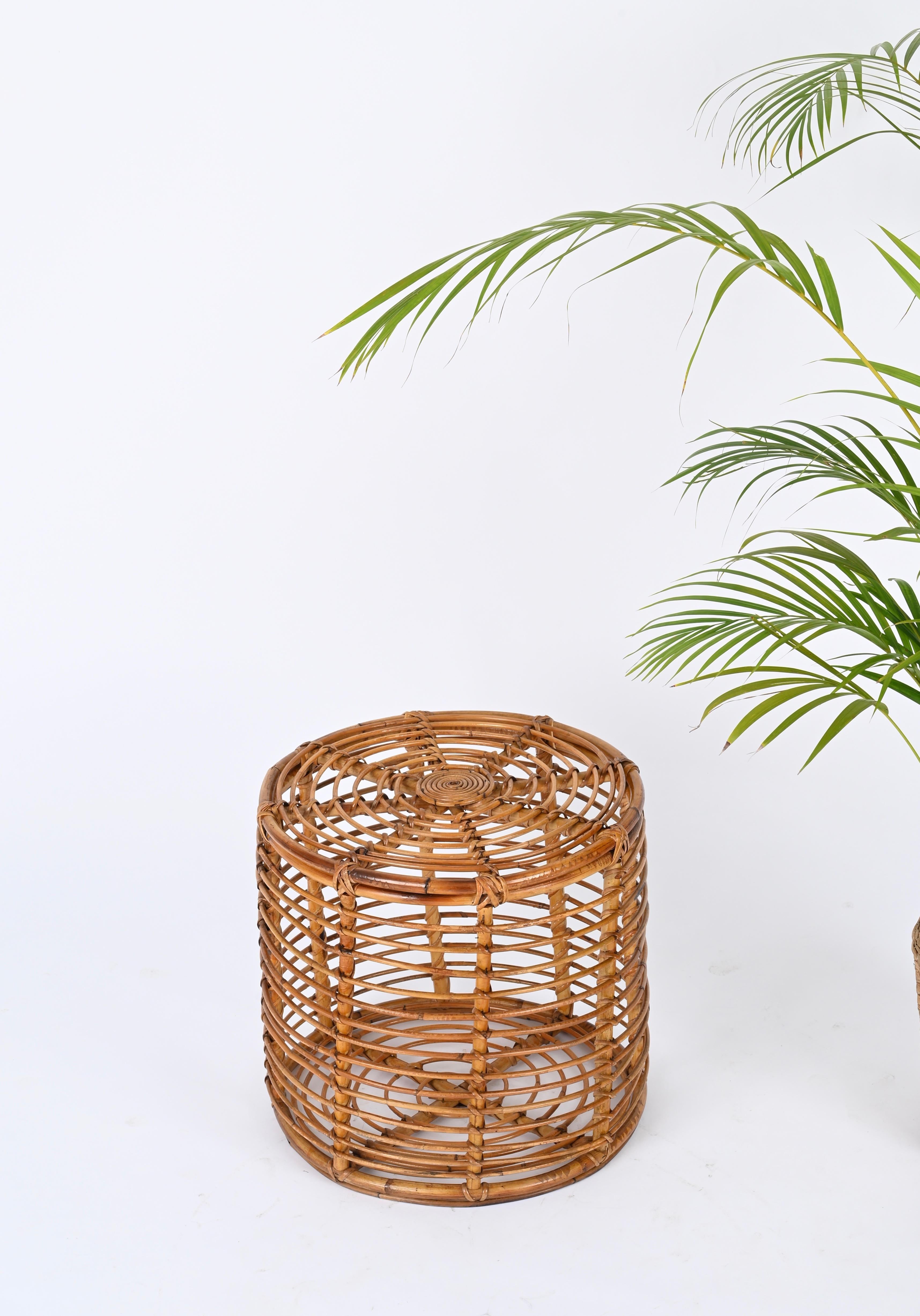 Bellissimo pouf rotondo di Tito Agnoli completamente realizzato in rattan curvato e vimini. Questo splendido pouf in stile Costa Azzurra è stato disegnato da Tito Agnoli e realizzato in Italia negli anni Settanta.

L'artigianato di questo sgabello è