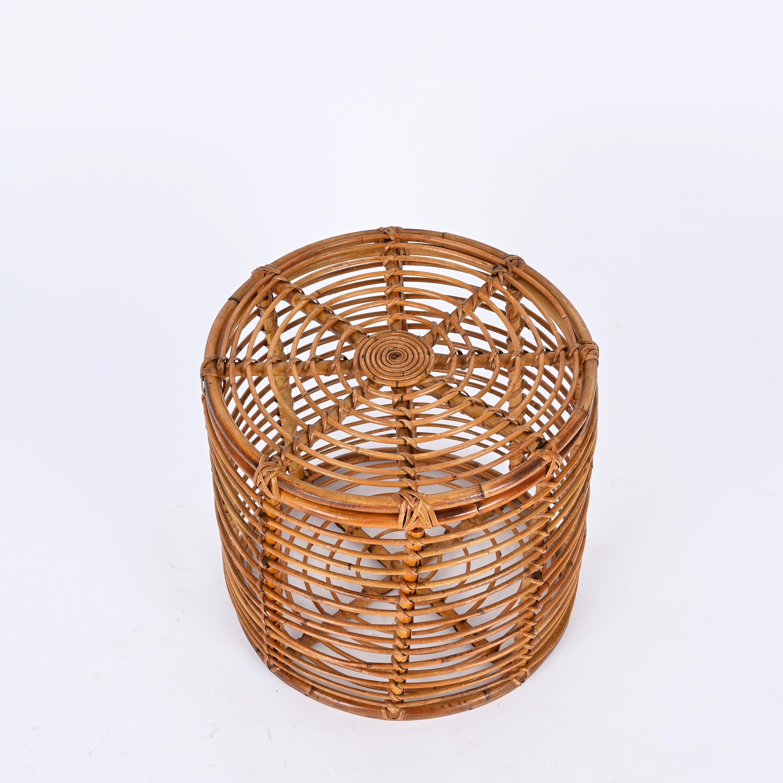 Mid-Century moderno Sgabello Pouf rotondo in vimini e rattan di Tito Agnoli, Italia, anni '70 in vendita
