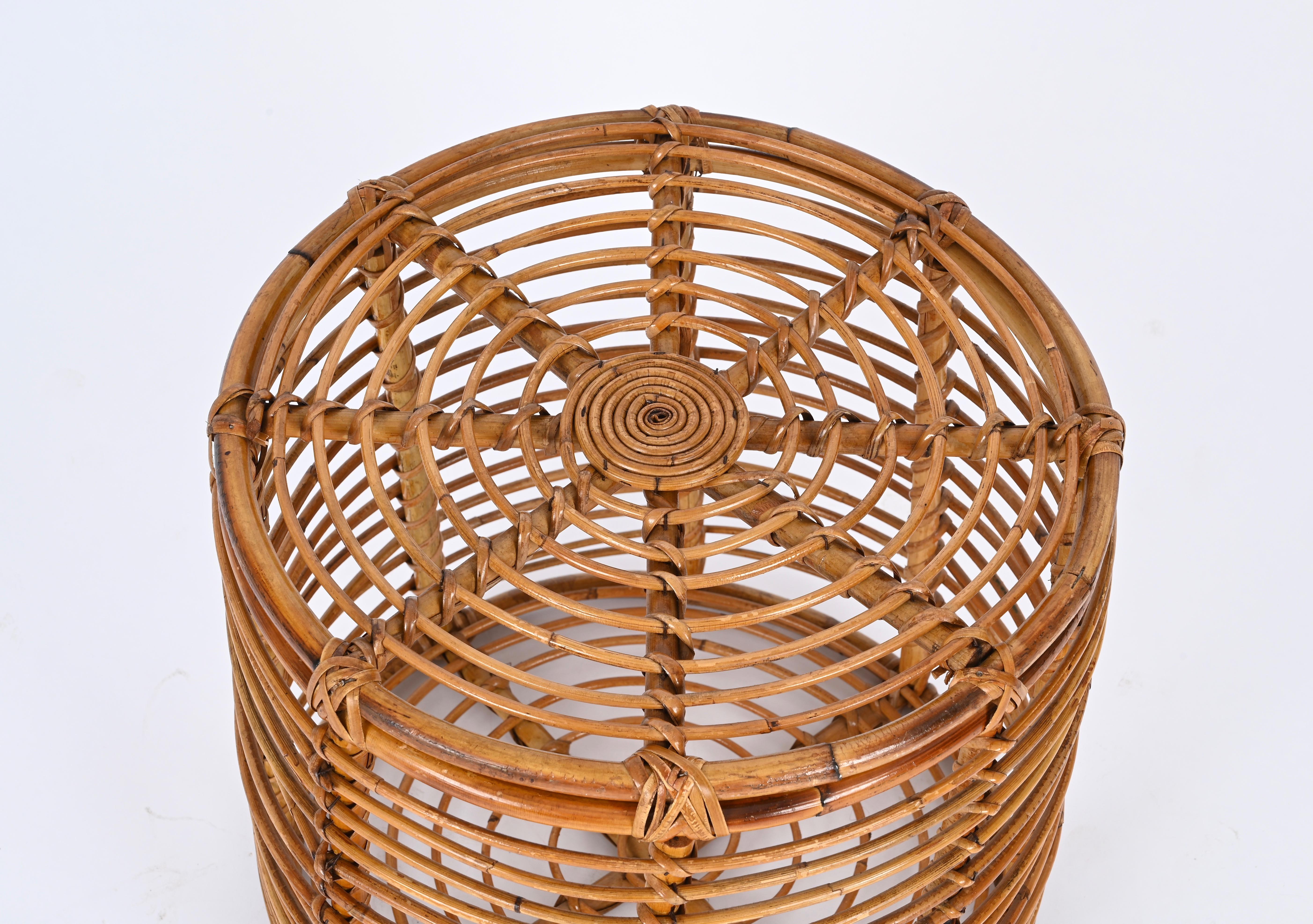 Italiano Sgabello Pouf rotondo in vimini e rattan di Tito Agnoli, Italia, anni '70 in vendita