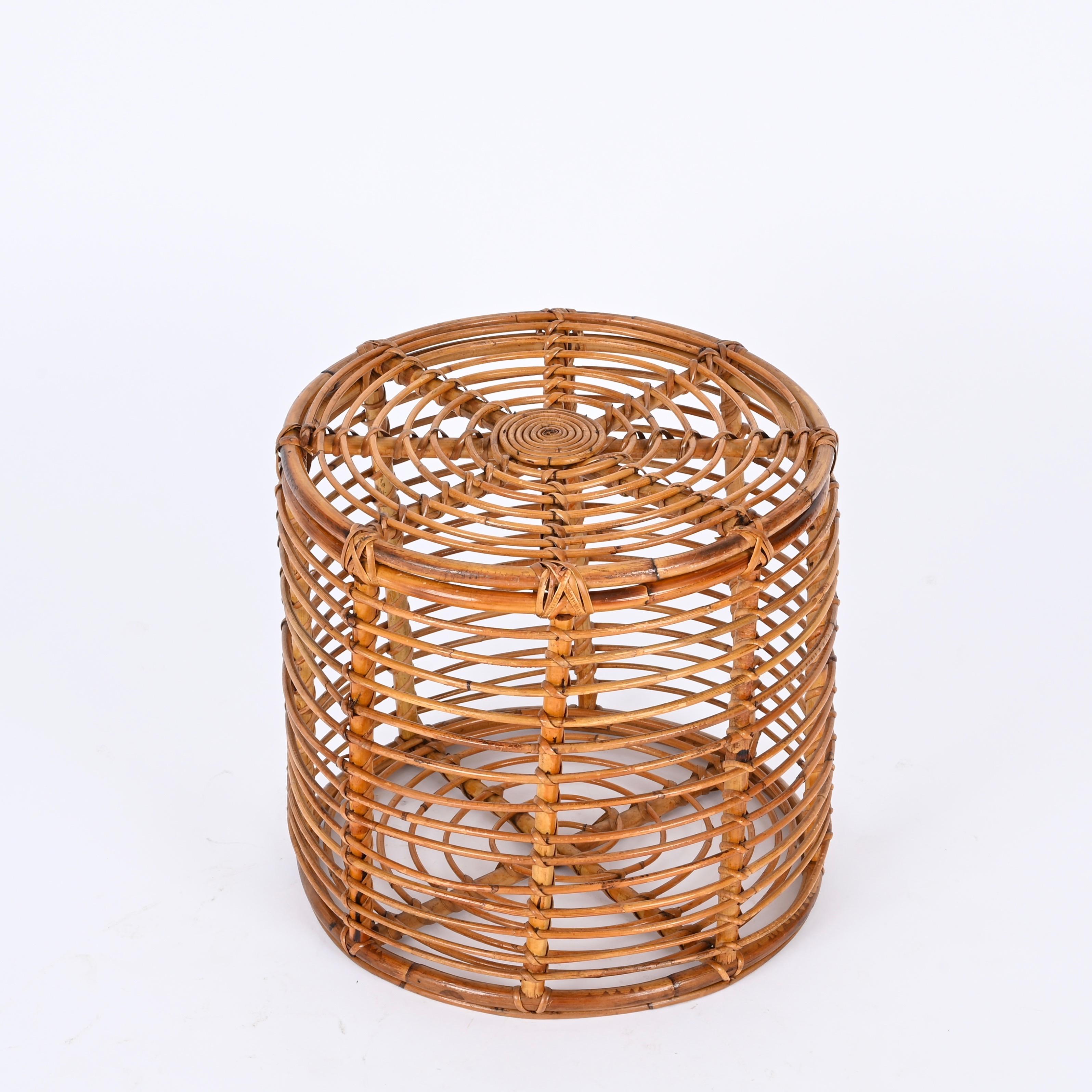Fatto a mano Sgabello Pouf rotondo in vimini e rattan di Tito Agnoli, Italia, anni '70 in vendita