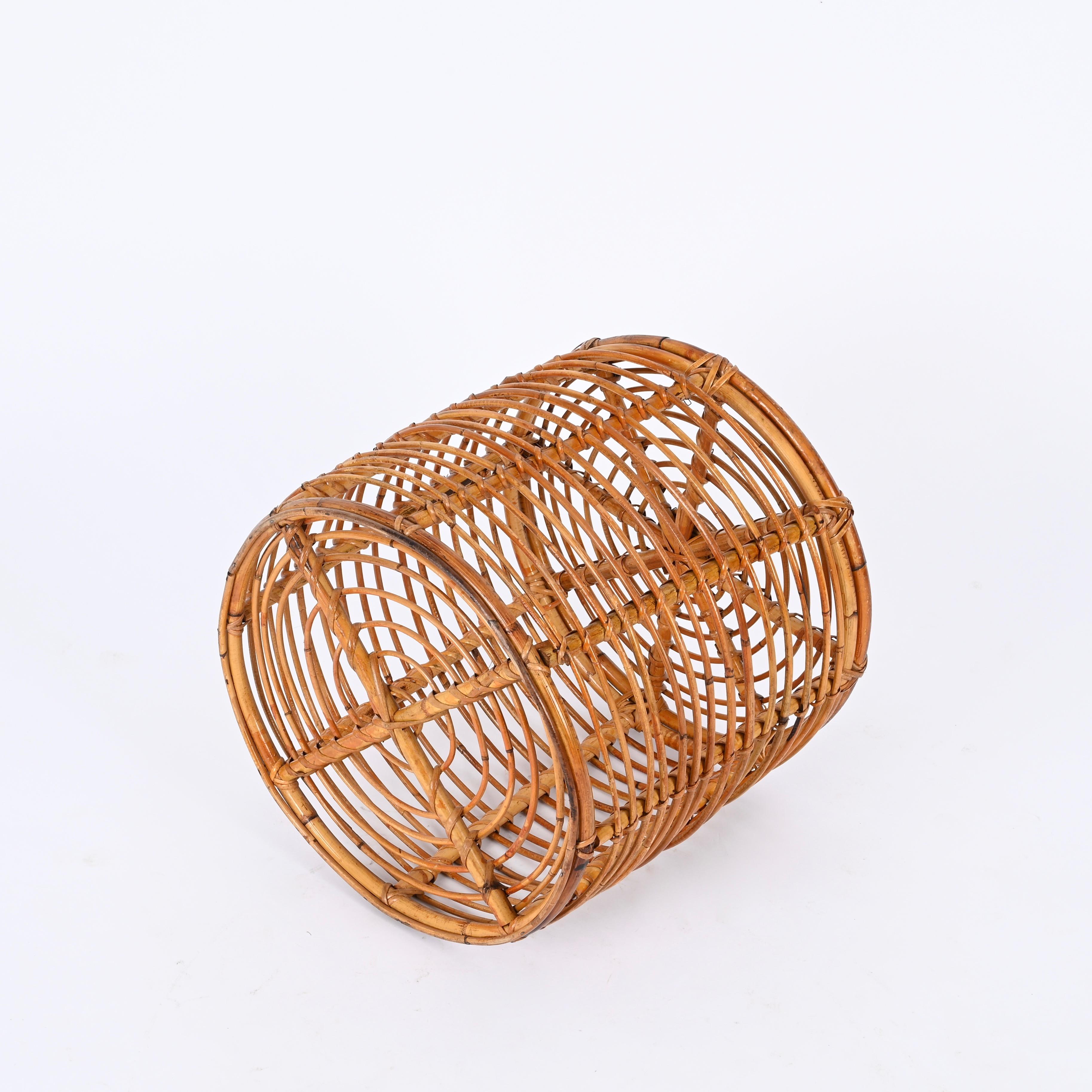Sgabello Pouf rotondo in vimini e rattan di Tito Agnoli, Italia, anni '70 In condizioni buone in vendita a Roma, IT