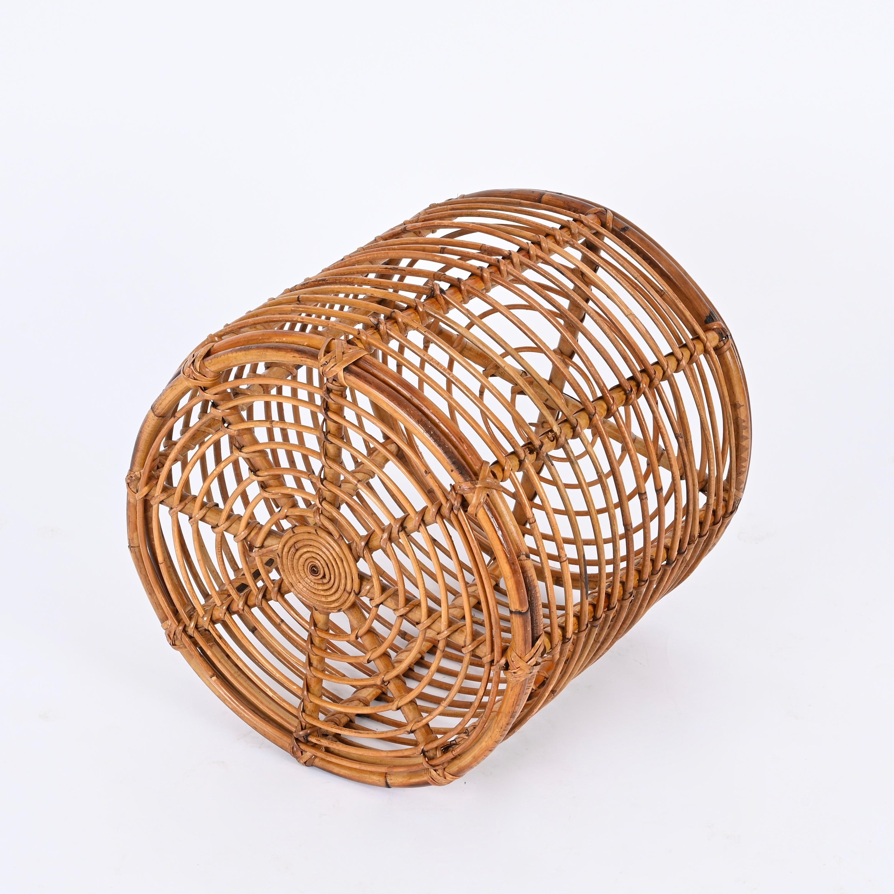 XX secolo Sgabello Pouf rotondo in vimini e rattan di Tito Agnoli, Italia, anni '70 in vendita