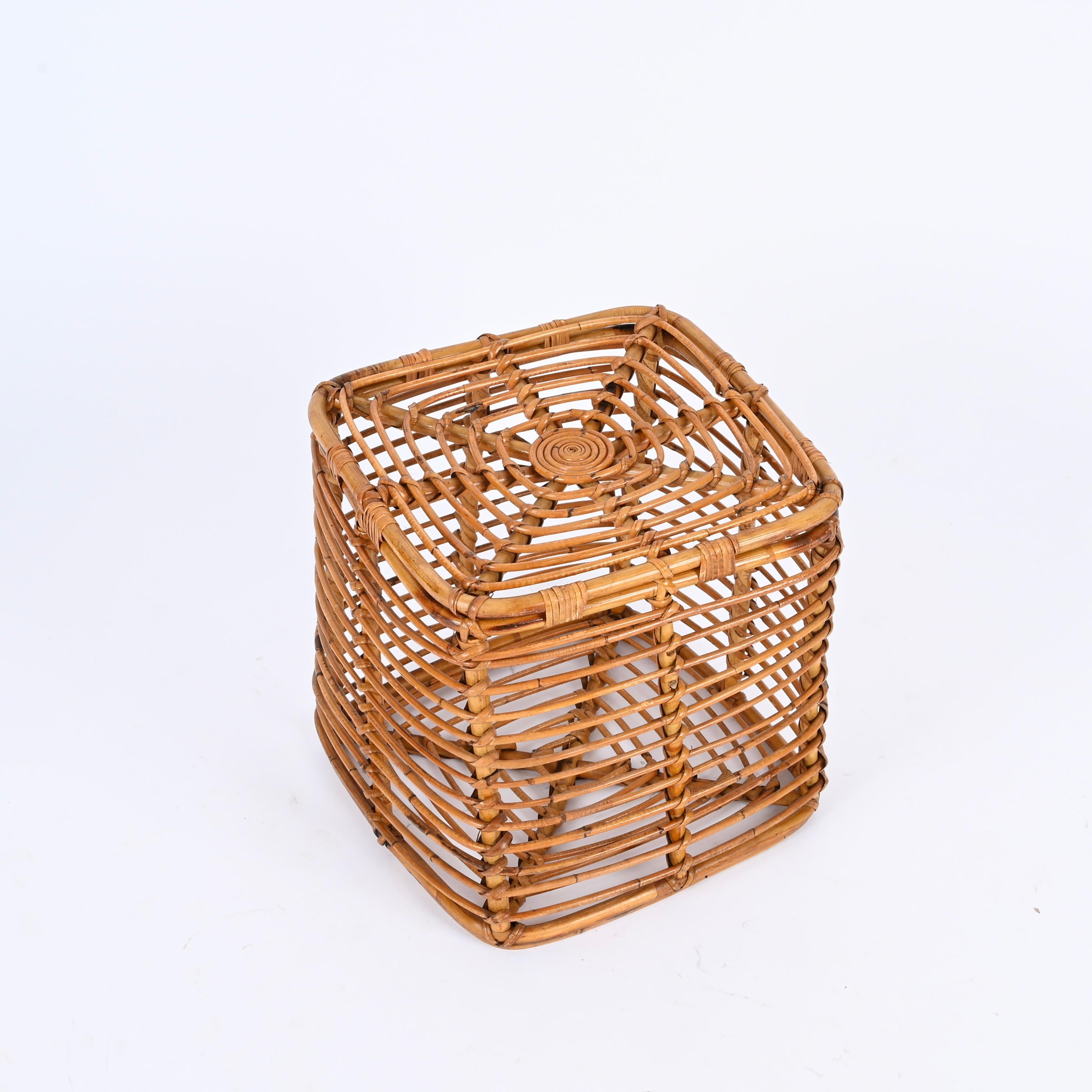 Gorgeous Mid-Century square pouf fully made in curved rattan and hand-woven wicker. This gorgeous French Riviera style pouf was designed by Tito Agnoli and made in Italy during the 1970s.

This stunning pouf is unique thanks to its square-shaped