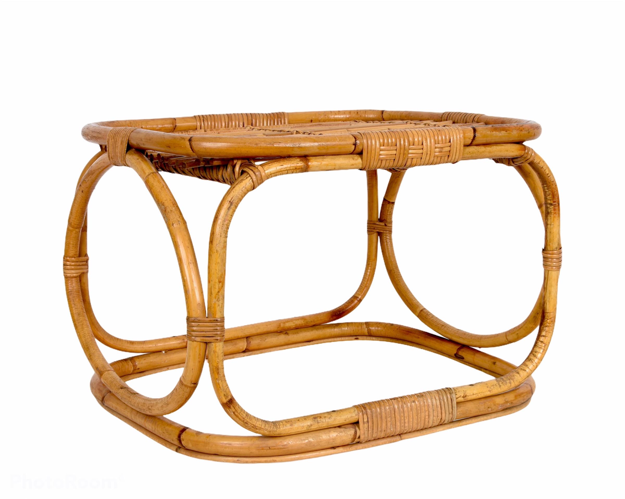Amazing midcentury rattan and bamboo coffee table. This fantastic piece was designed in the style of Tito Agnoli in Italy during the 1960s

This piece features a solid bamboo structure, with an oval decoration on two sides and rectangular on the