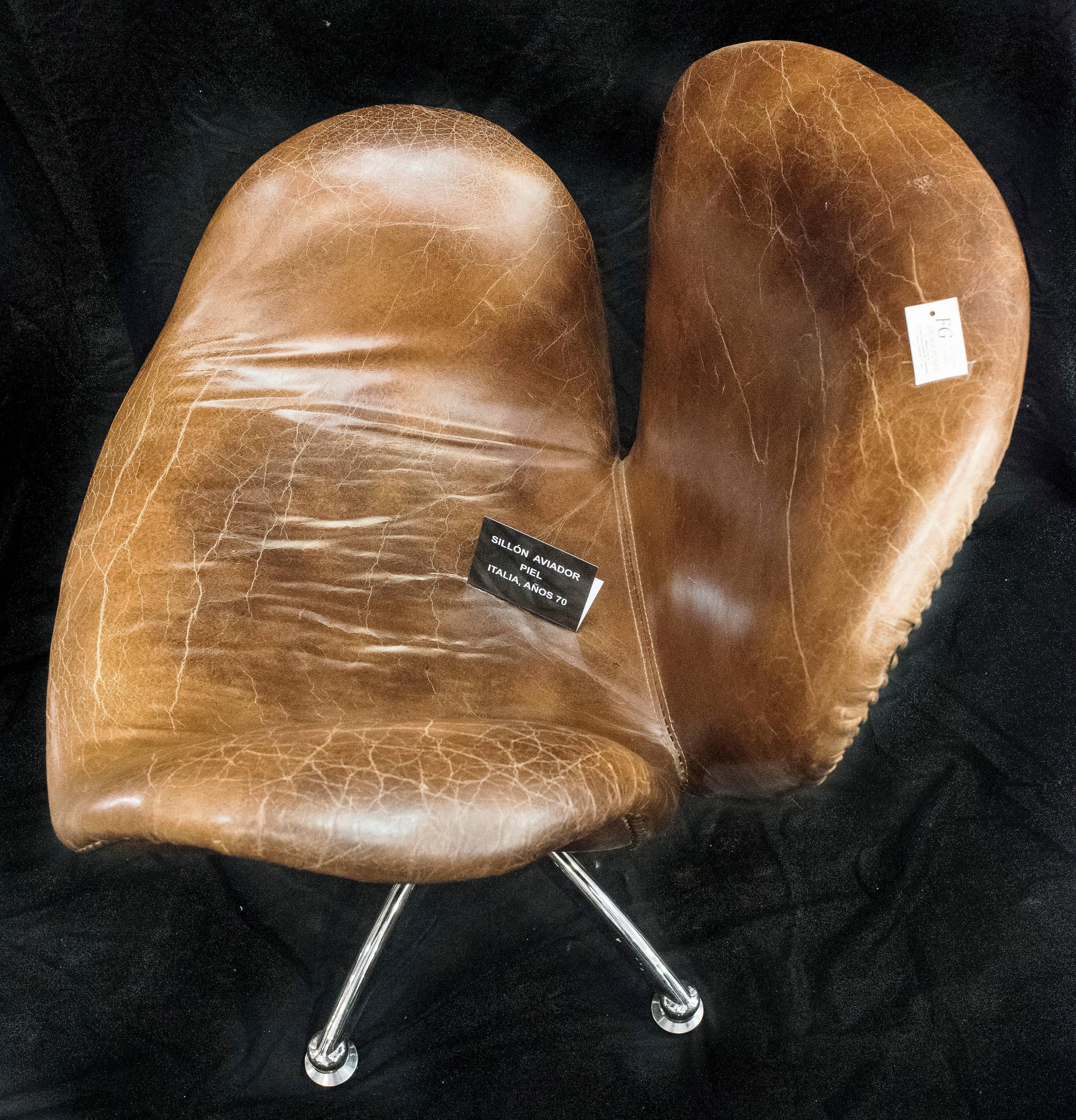 Stunning Italian leather aviator armchair, legs in steel and tobacco leather, original.
In a very good condition, 1970s. Swivel armchair.