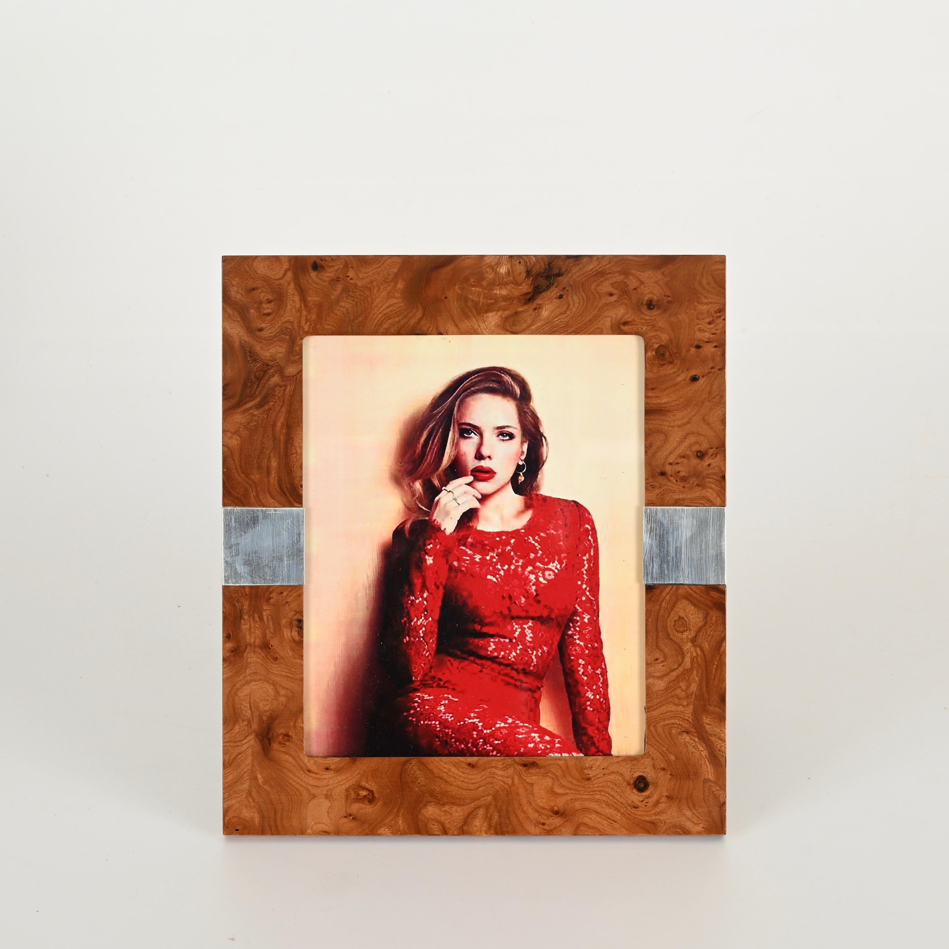 Impresionante marco de fotos rectangular de mediados de siglo en madera de raíz y plata de ley. Esta elegante pieza fue diseñada en Italia en la década de 1970 al estilo de T. Barbi por Giulia Schmid Milano y también está firmada en la parte