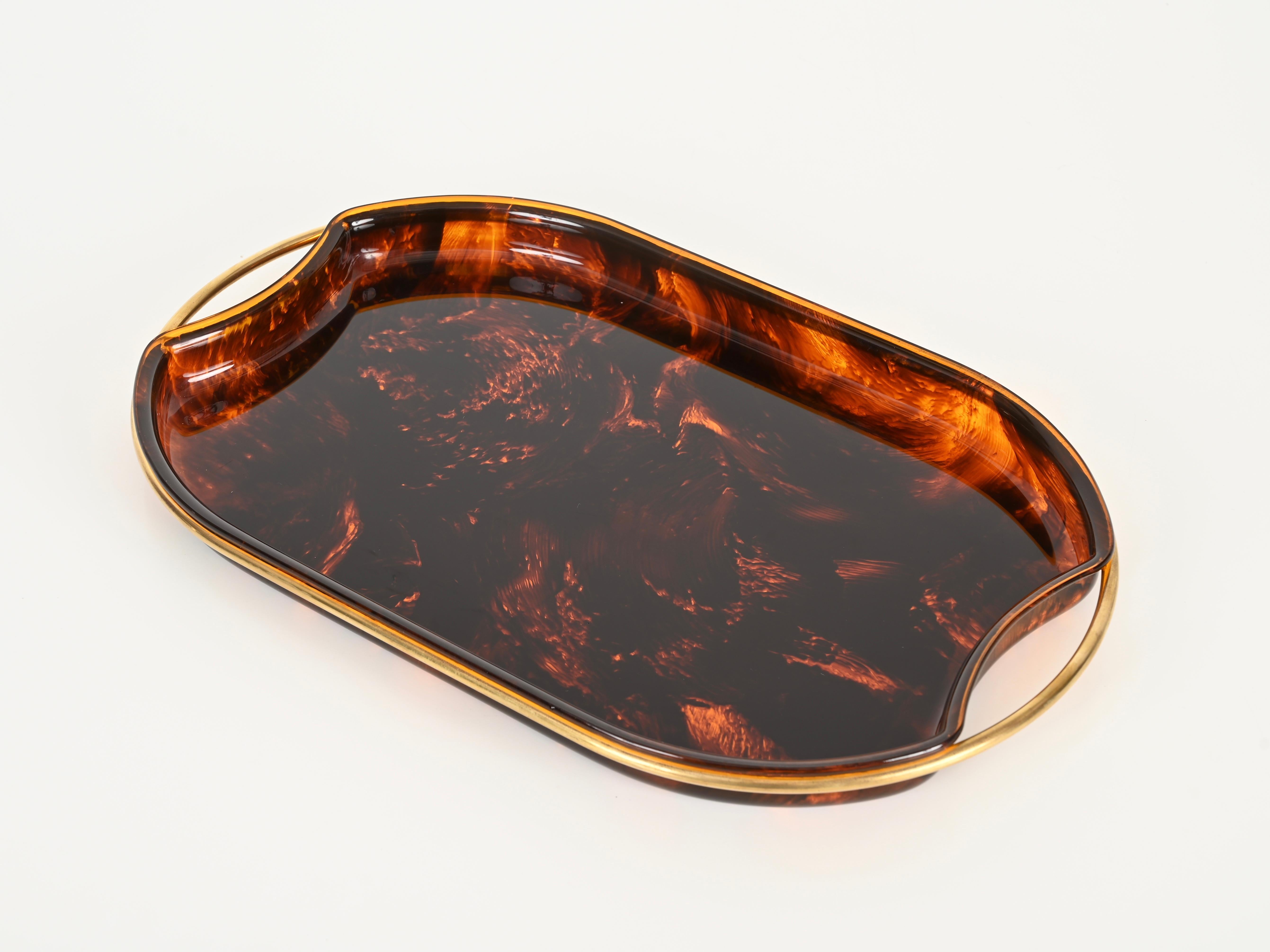 Vassoio da portata ovale in lucite e ottone effetto tartaruga del Medioevo, Italia, anni '70 in vendita 2