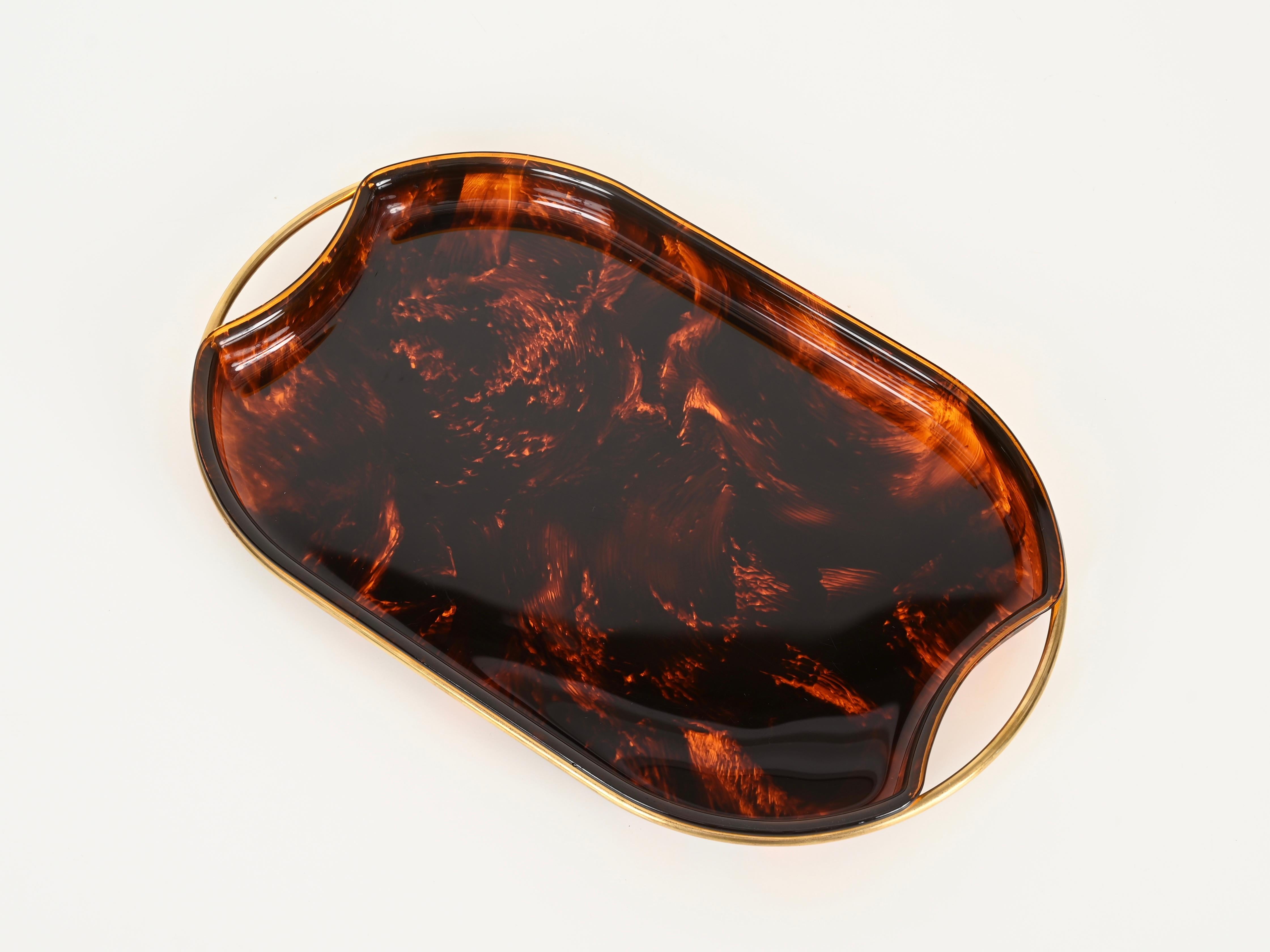 Vassoio da portata ovale in lucite e ottone effetto tartaruga del Medioevo, Italia, anni '70 in vendita 3