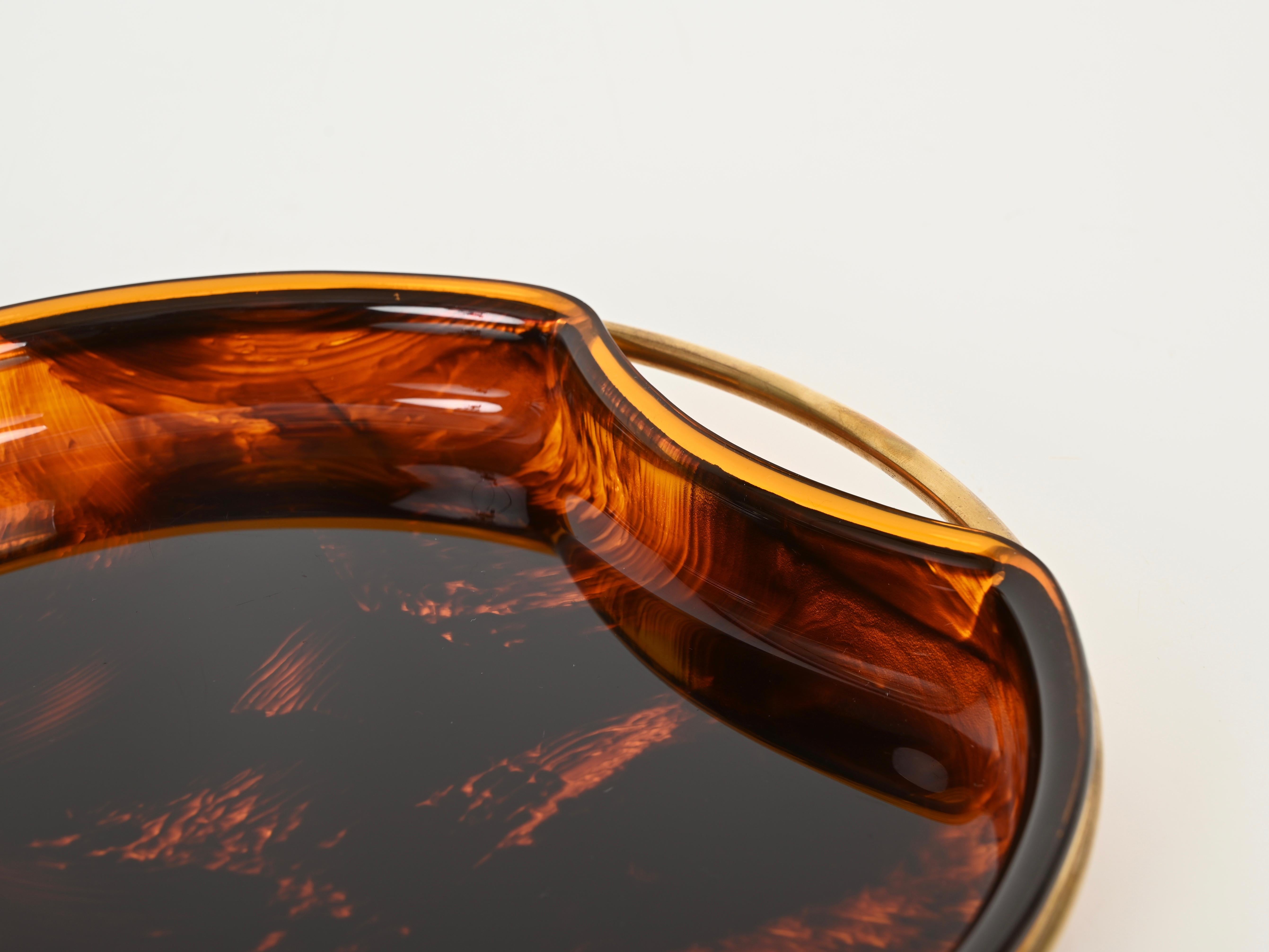 Vassoio da portata ovale in lucite e ottone effetto tartaruga del Medioevo, Italia, anni '70 in vendita 4