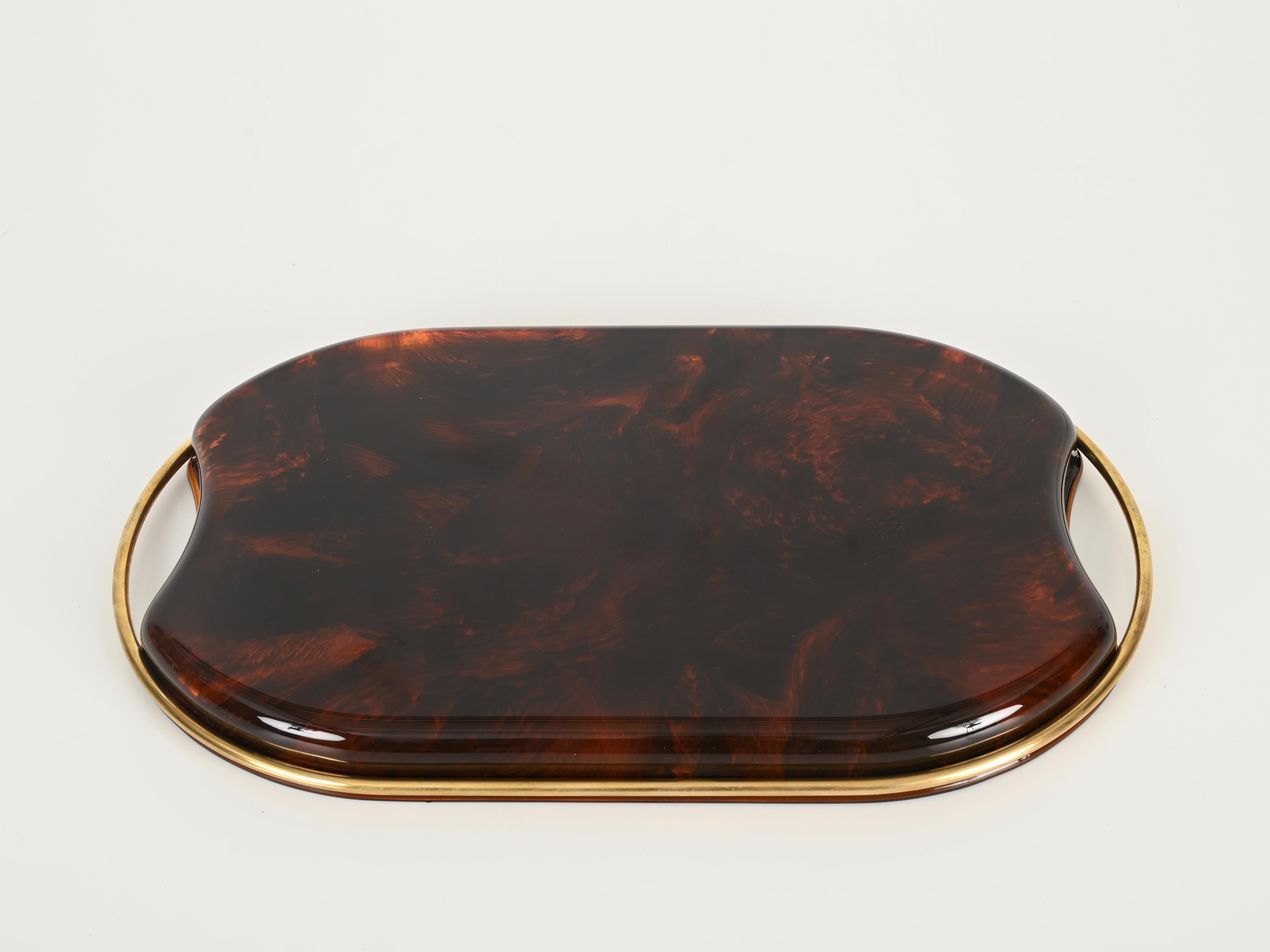 Vassoio da portata ovale in lucite e ottone effetto tartaruga del Medioevo, Italia, anni '70 in vendita 5