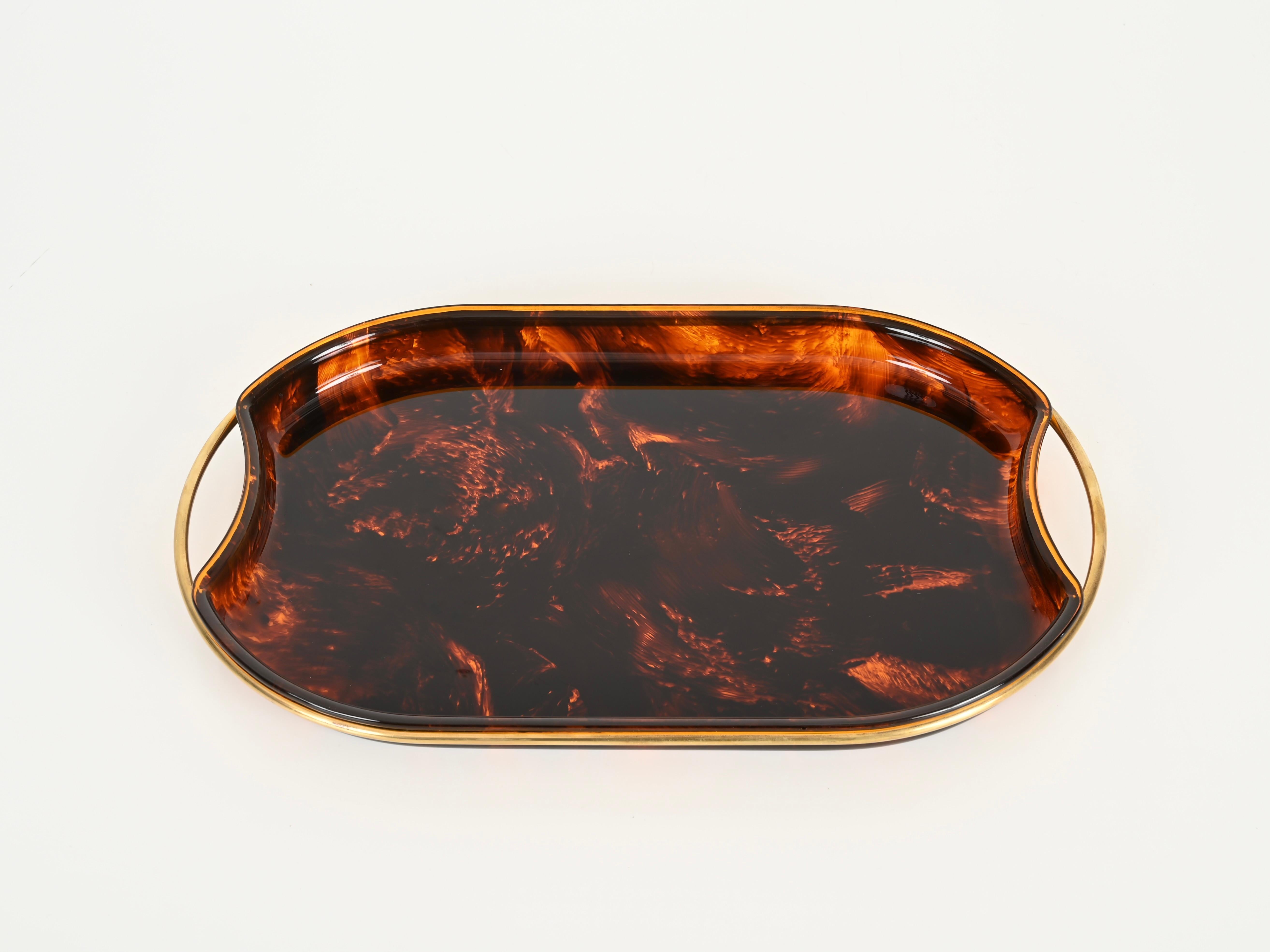 Mid-Century moderno Vassoio da portata ovale in lucite e ottone effetto tartaruga del Medioevo, Italia, anni '70 in vendita
