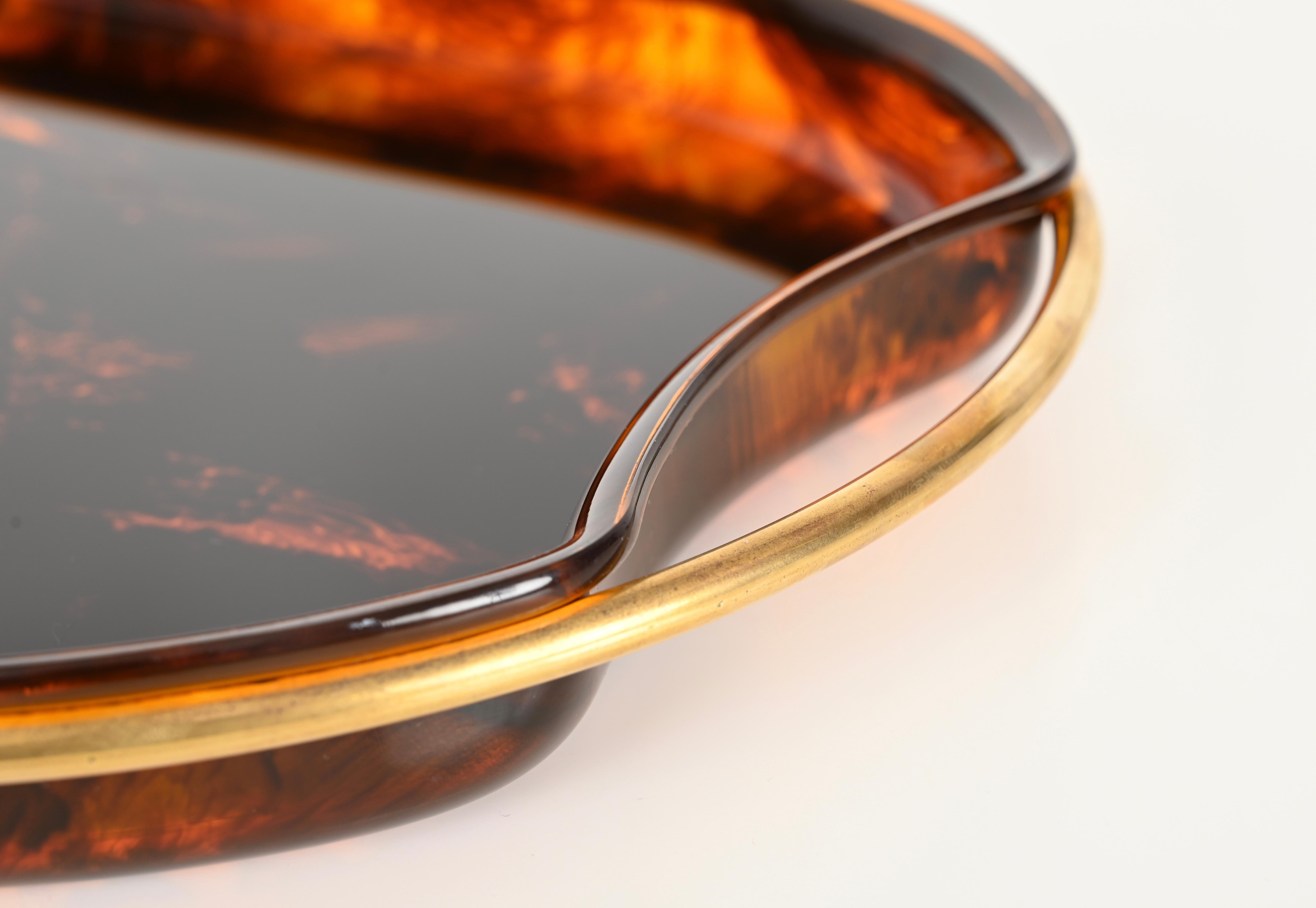 Italiano Vassoio da portata ovale in lucite e ottone effetto tartaruga del Medioevo, Italia, anni '70 in vendita
