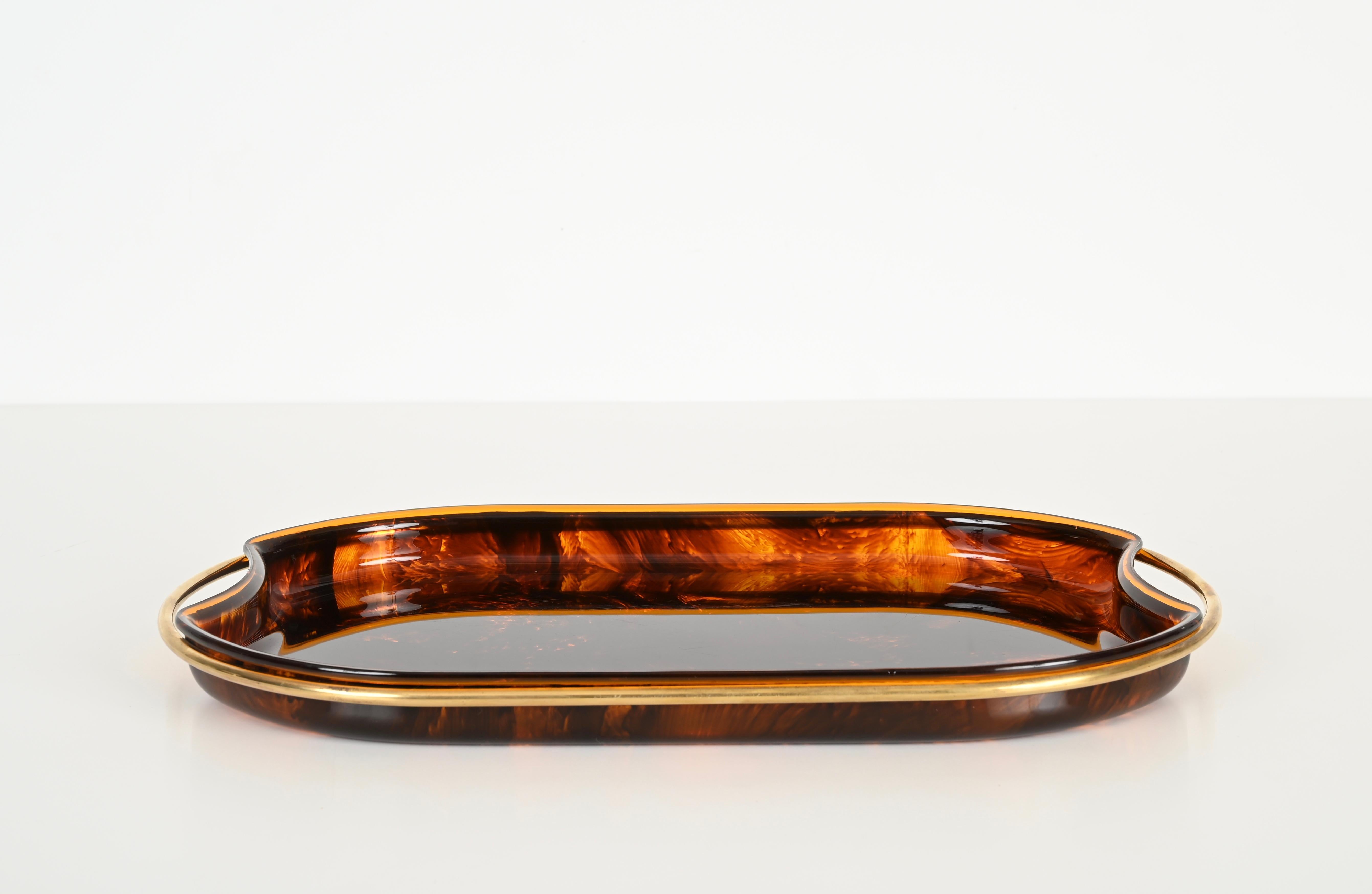 Vassoio da portata ovale in lucite e ottone effetto tartaruga del Medioevo, Italia, anni '70 In condizioni buone in vendita a Roma, IT