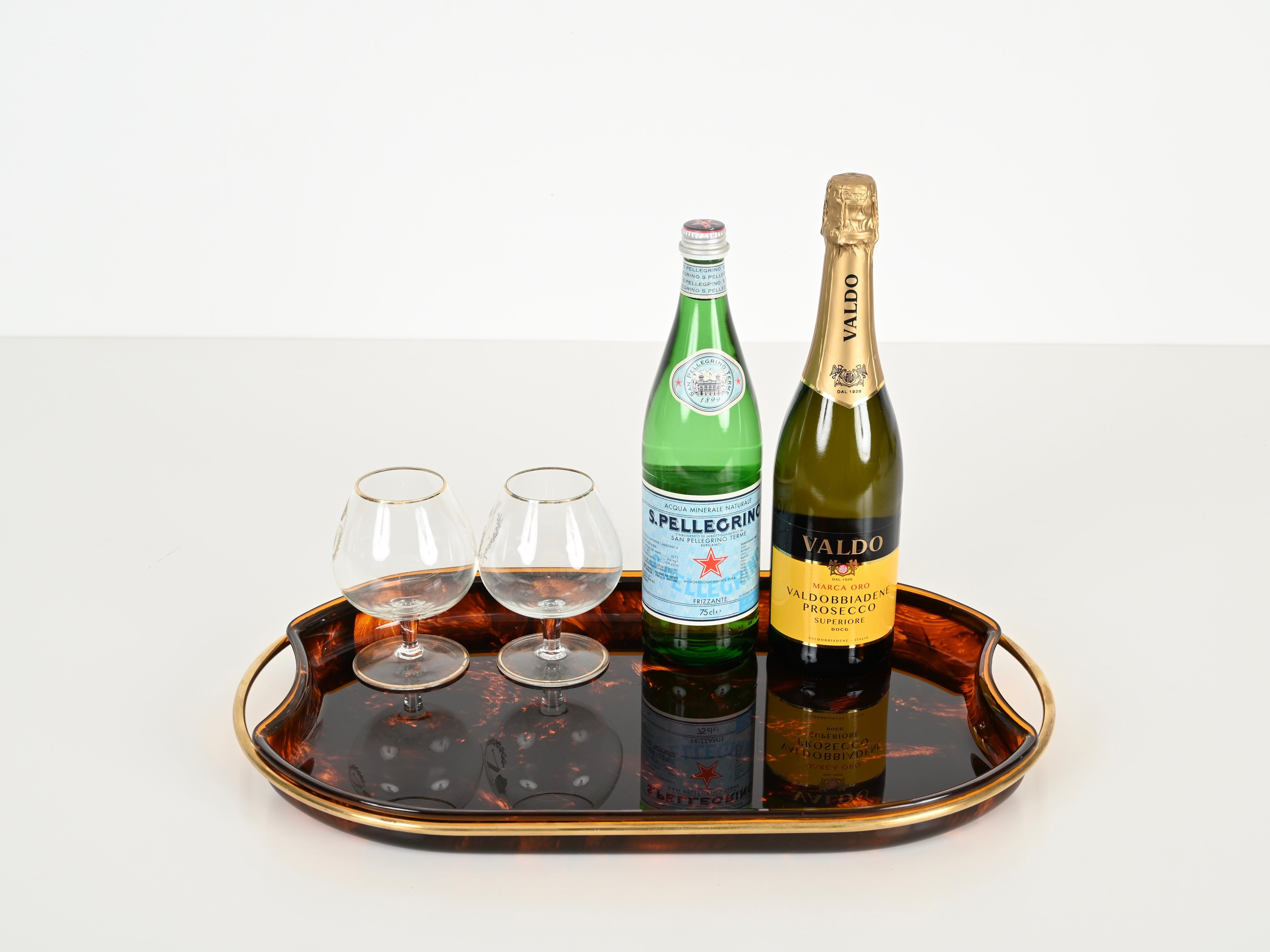 XX secolo Vassoio da portata ovale in lucite e ottone effetto tartaruga del Medioevo, Italia, anni '70 in vendita