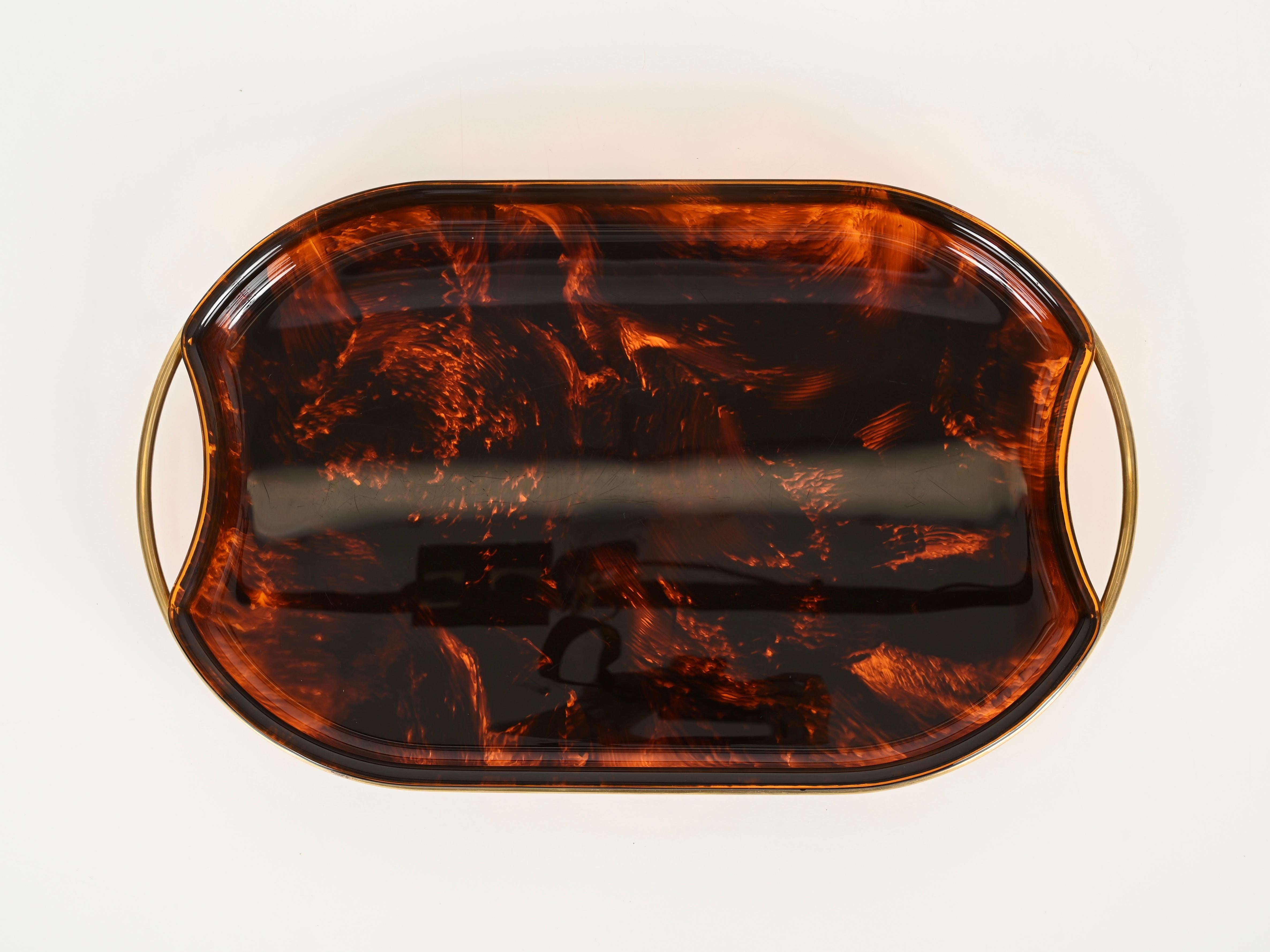 Vassoio da portata ovale in lucite e ottone effetto tartaruga del Medioevo, Italia, anni '70 in vendita 1