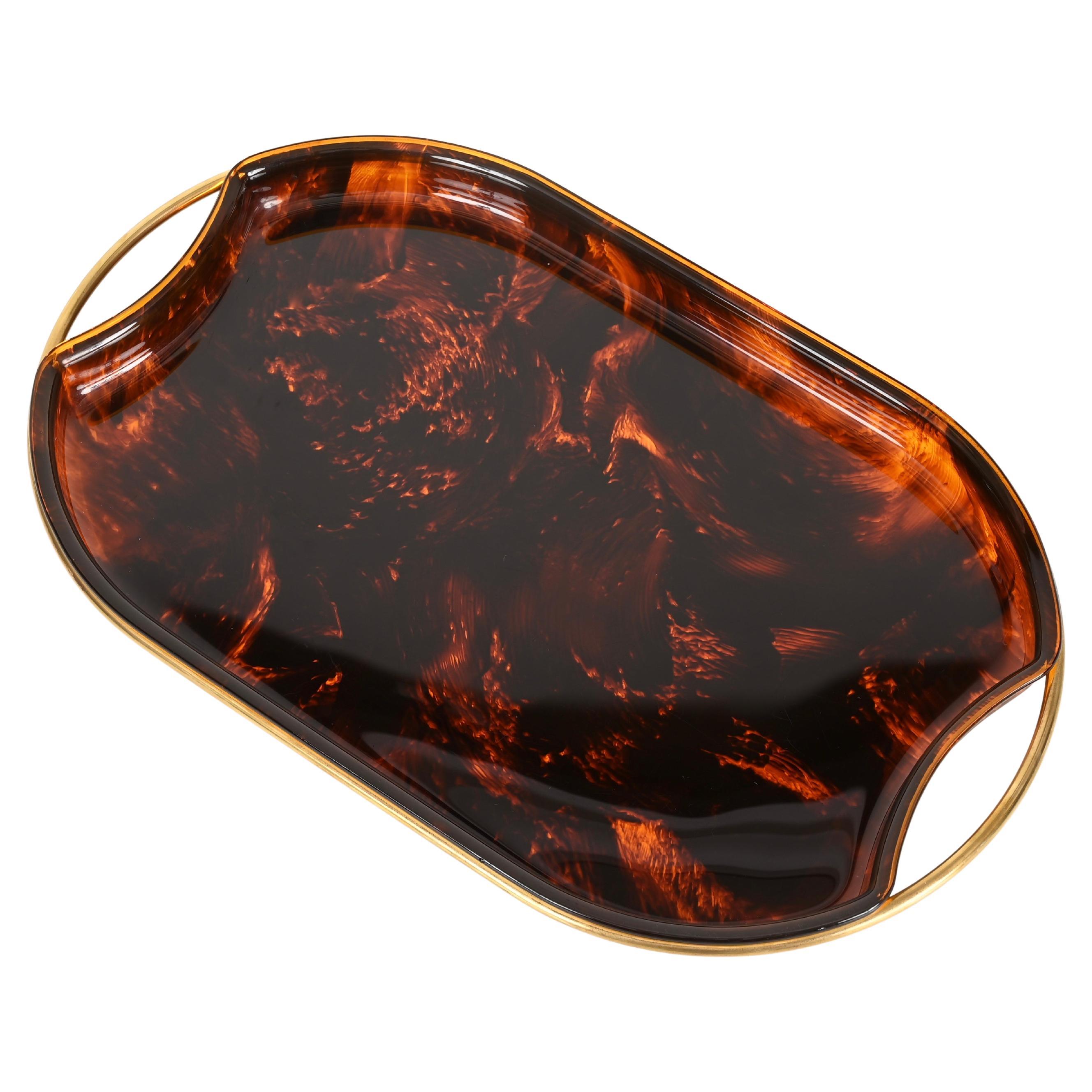 Vassoio da portata ovale in lucite e ottone effetto tartaruga del Medioevo, Italia, anni '70