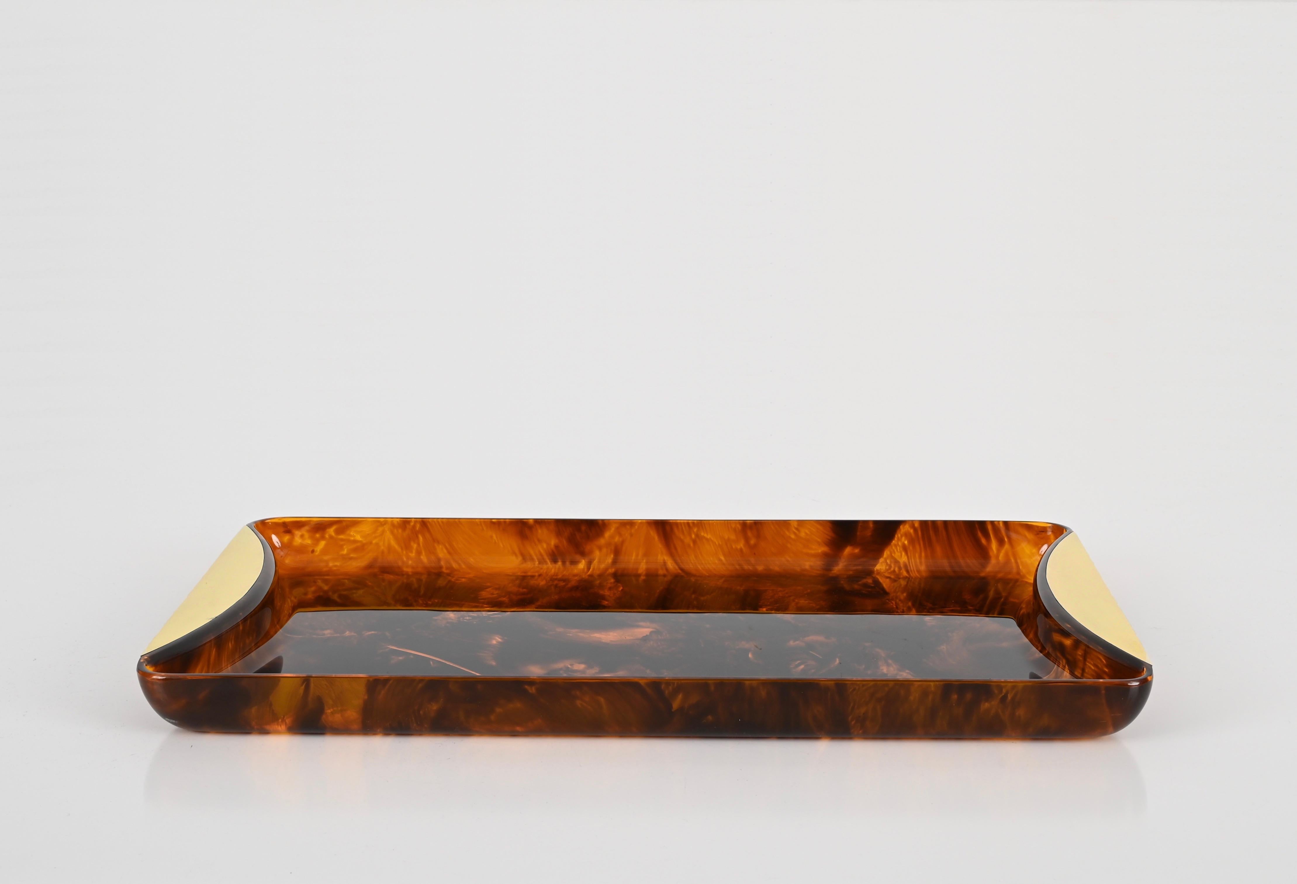 Midcentury Tortoiseshell Lucite and Brass Serving Tray, Guzzini, Italy 1970s In Good Condition In Roma, IT