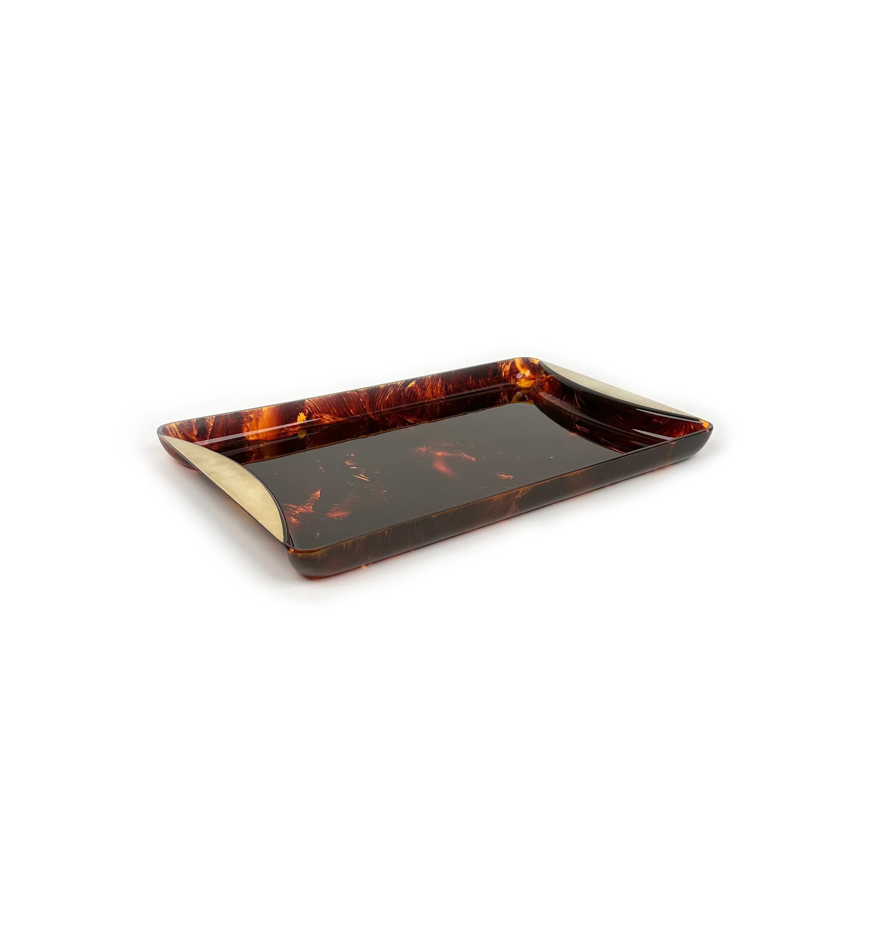 Rectangular serving tray in tortoiseshell-effect lucite with brass handles designed by Guzzini. 

Made in Italy in the 1970s.