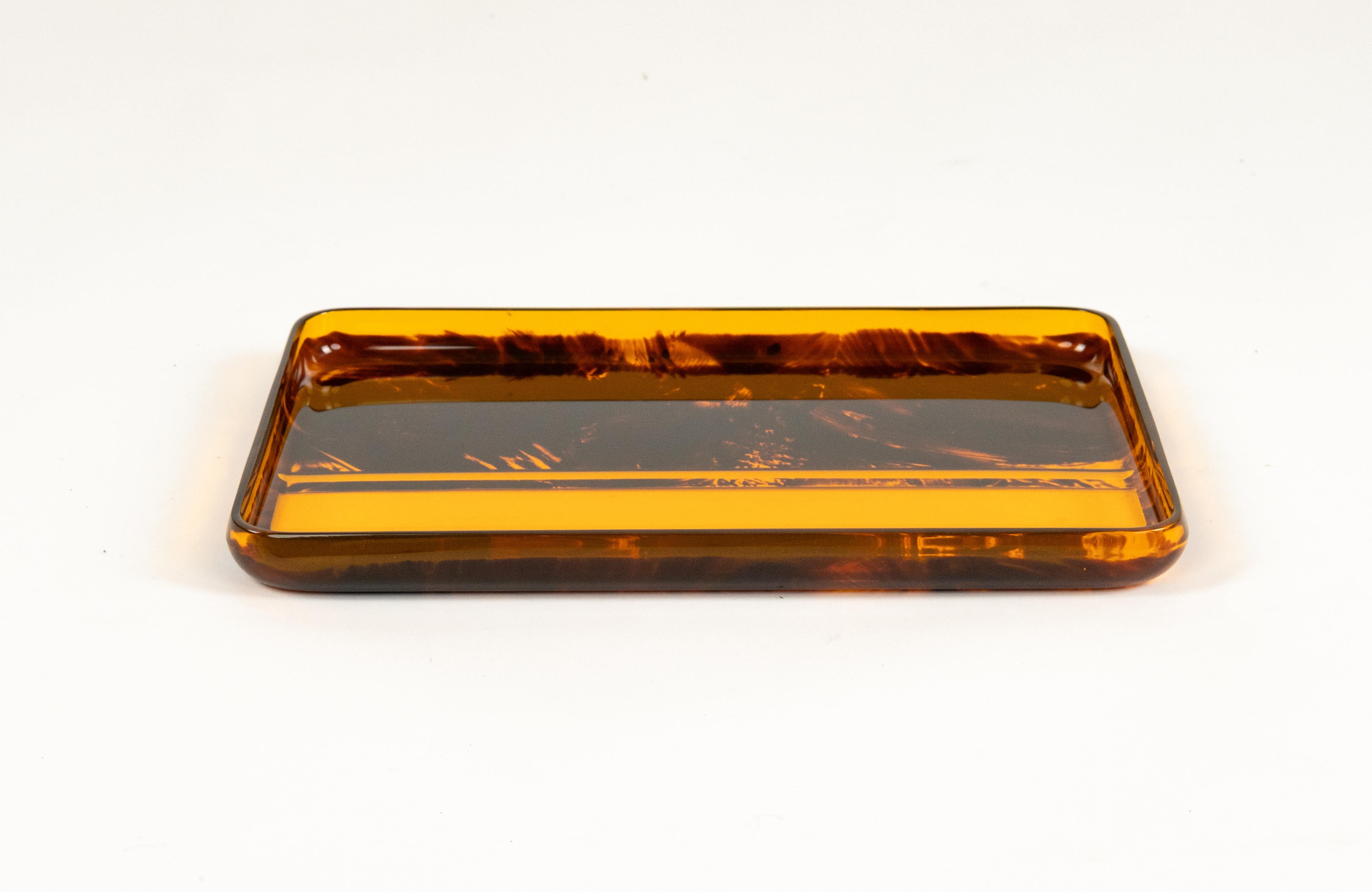 Bellissimo vassoio da portata rettangolare in lucite effetto tartaruga del Team Guzzini.

Realizzato in Italia negli anni '70.

Si tratta di un vassoio o piatto iconico in lucite che stupirà i tuoi ospiti ed è perfetto per un progetto di soggiorno