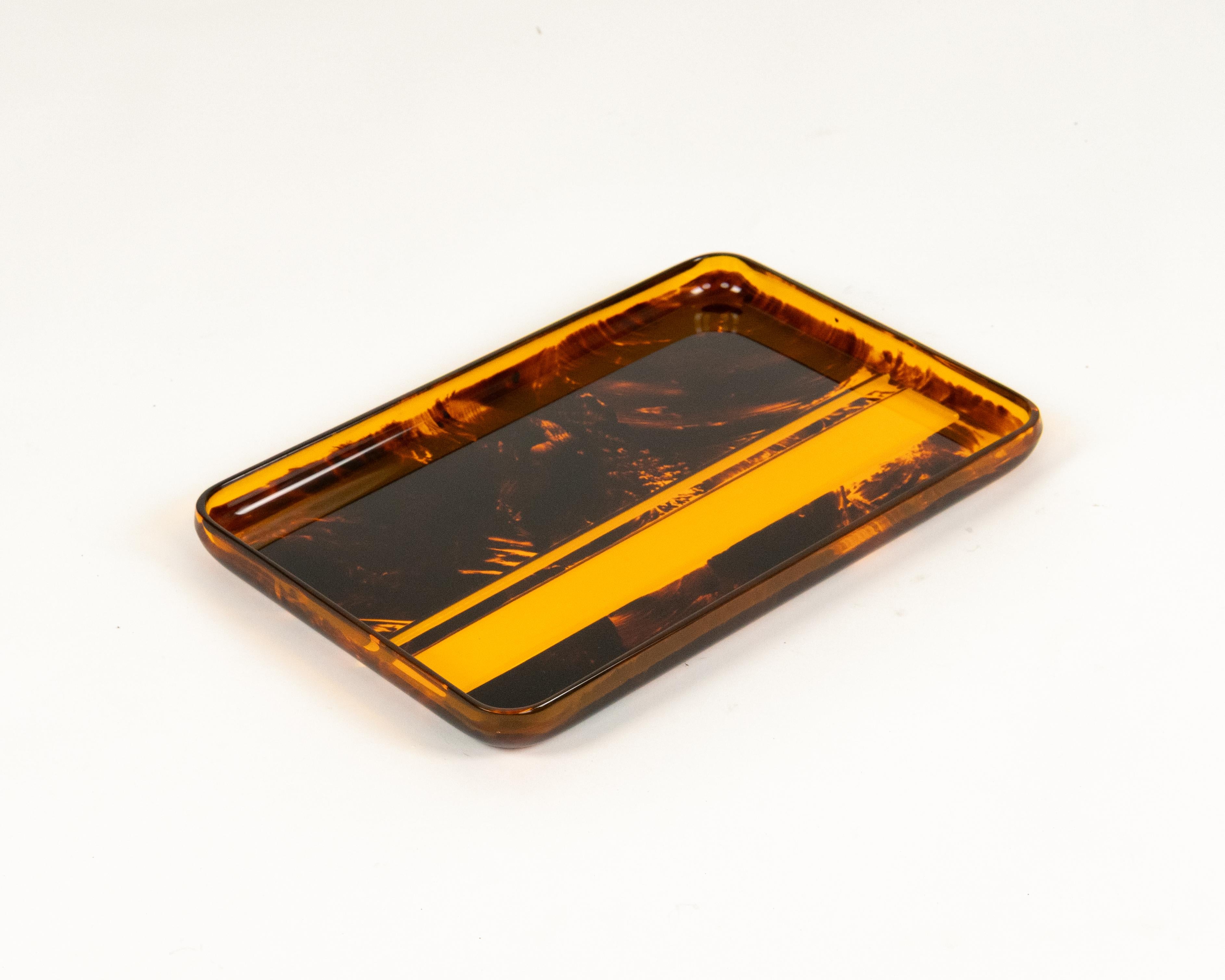 Mid-Century moderno Vassoio da portata in lucite tartarugata del Medioevo di Team Guzzini, Italia, anni '70 in vendita